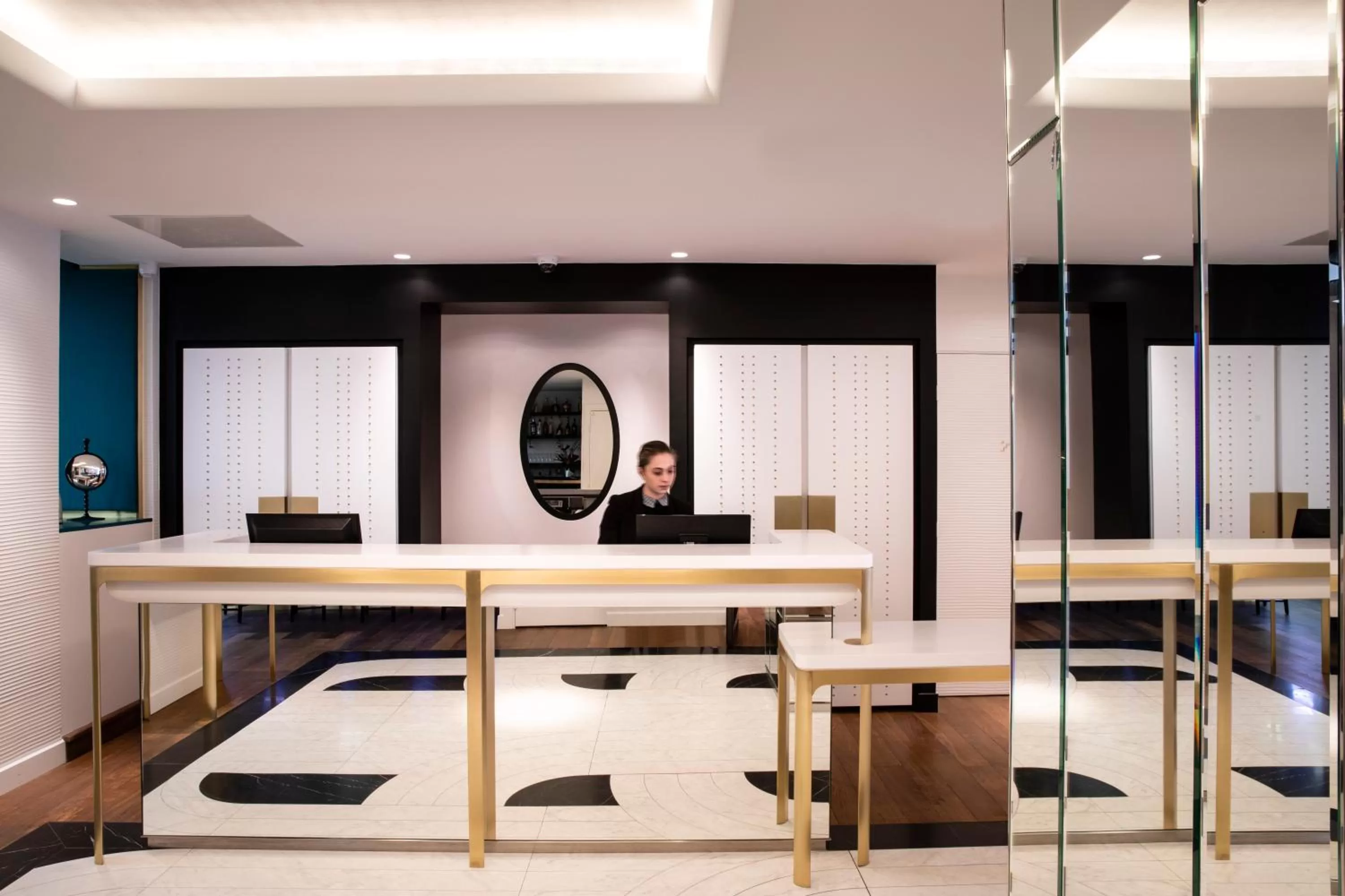 Lobby or reception in Hôtel Victor Hugo Paris Kléber