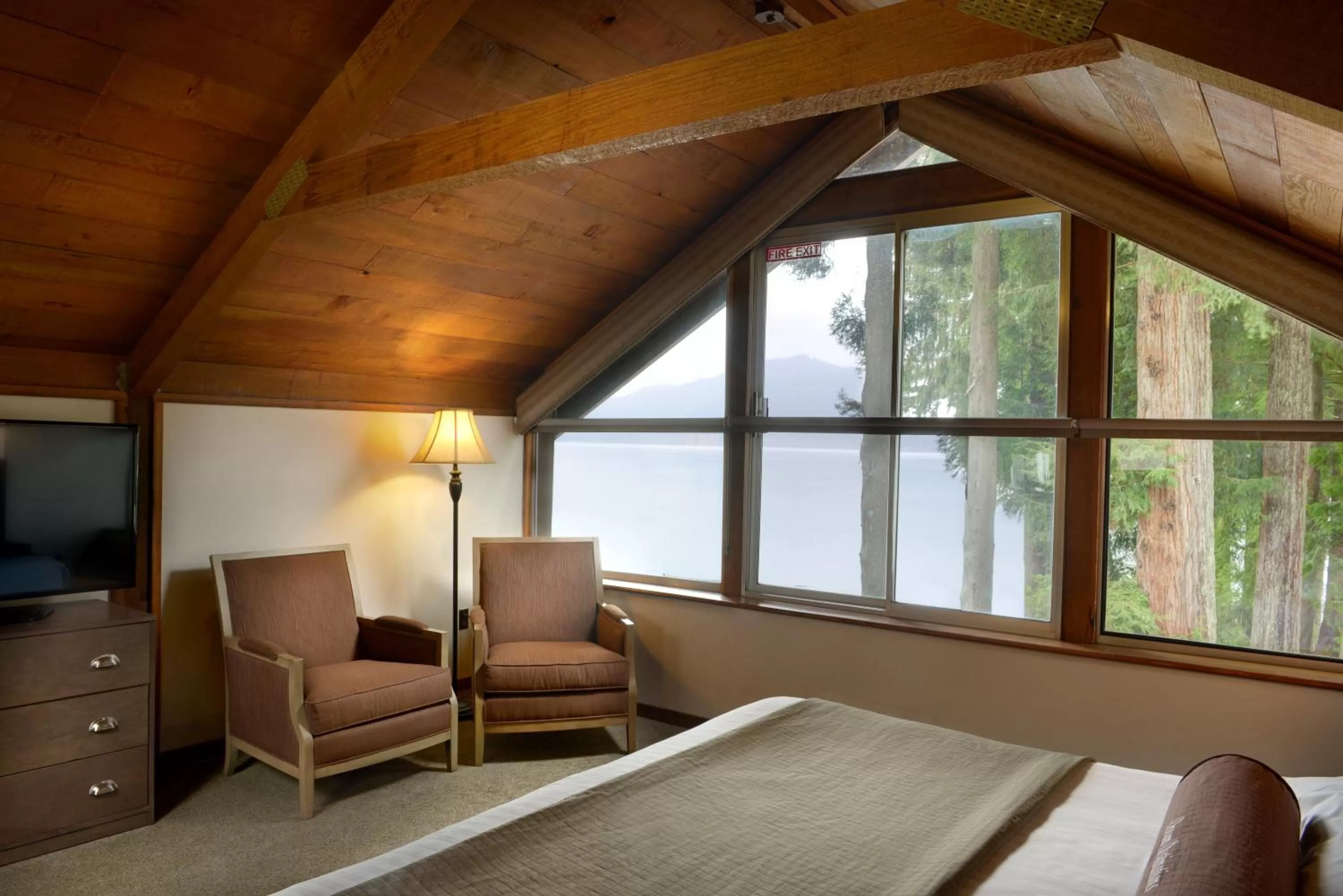 Seating area, Bed in Lake Quinault Lodge