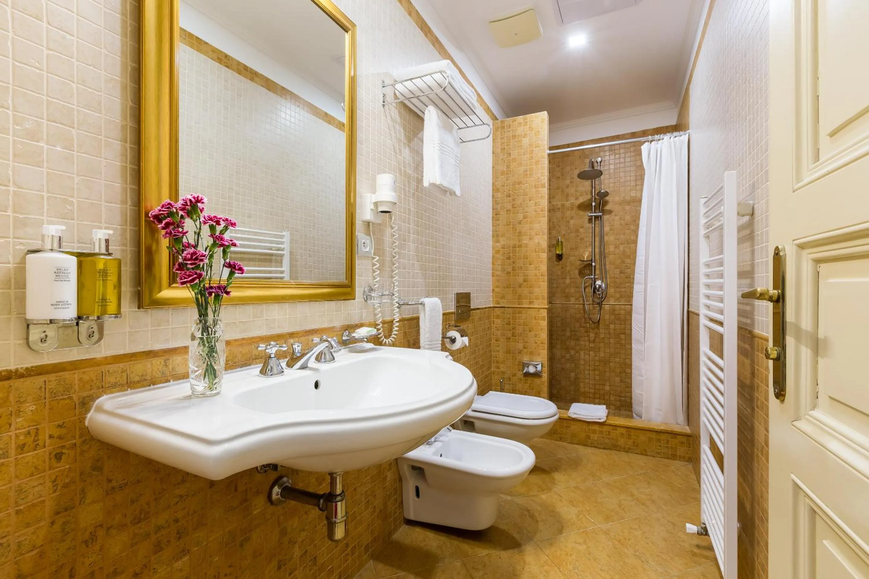 Bathroom in Hotel Caruso Old Town