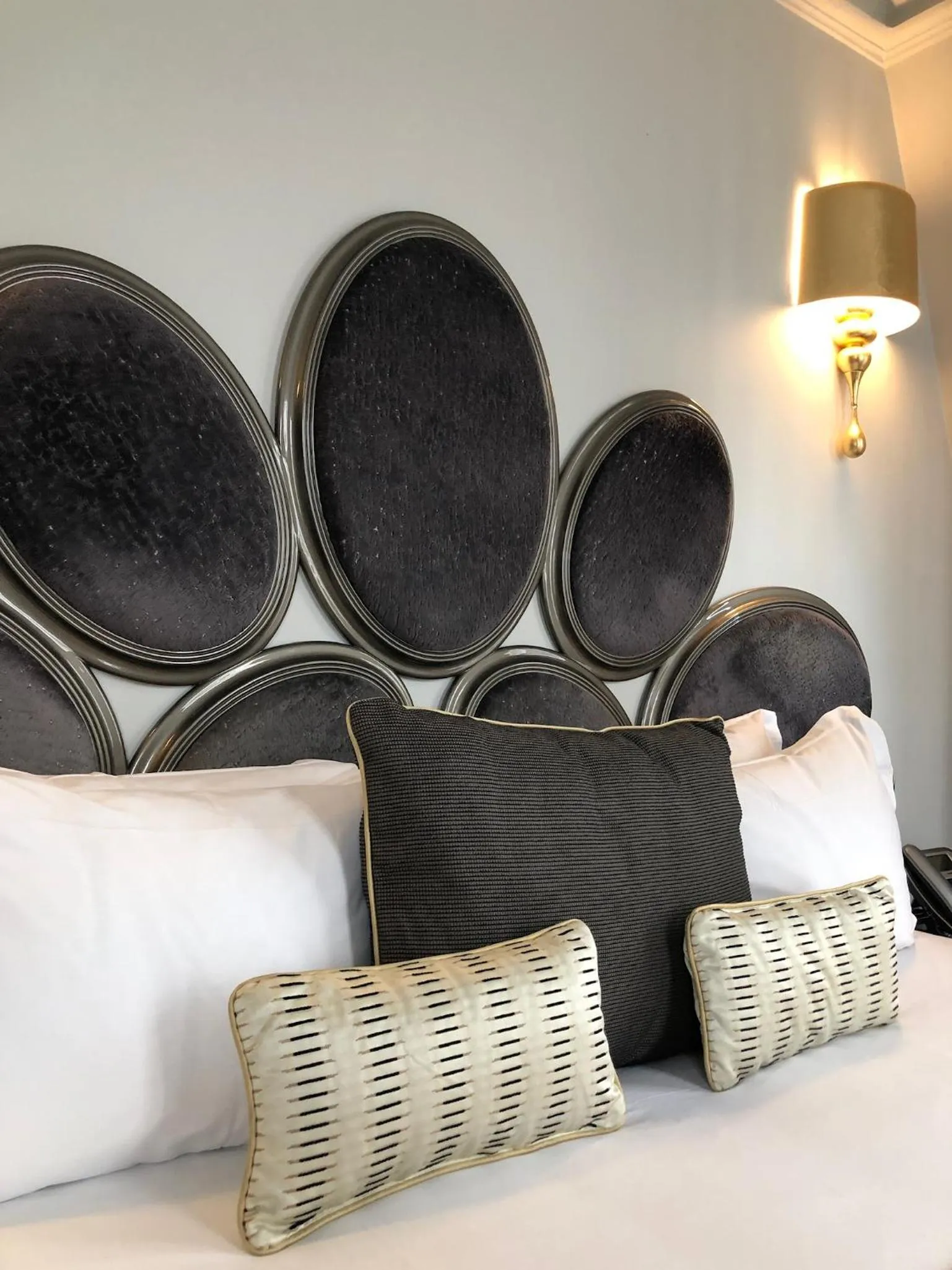 Bed in Hotel Lumen Paris Louvre