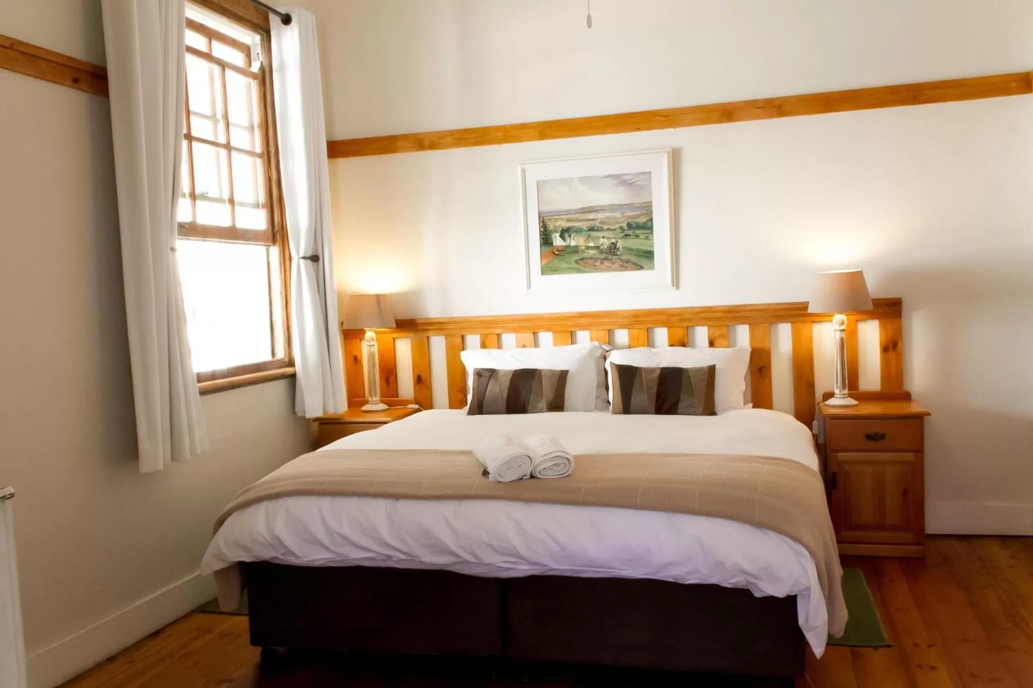 Photo of the whole room, Bed in Coweys Corner