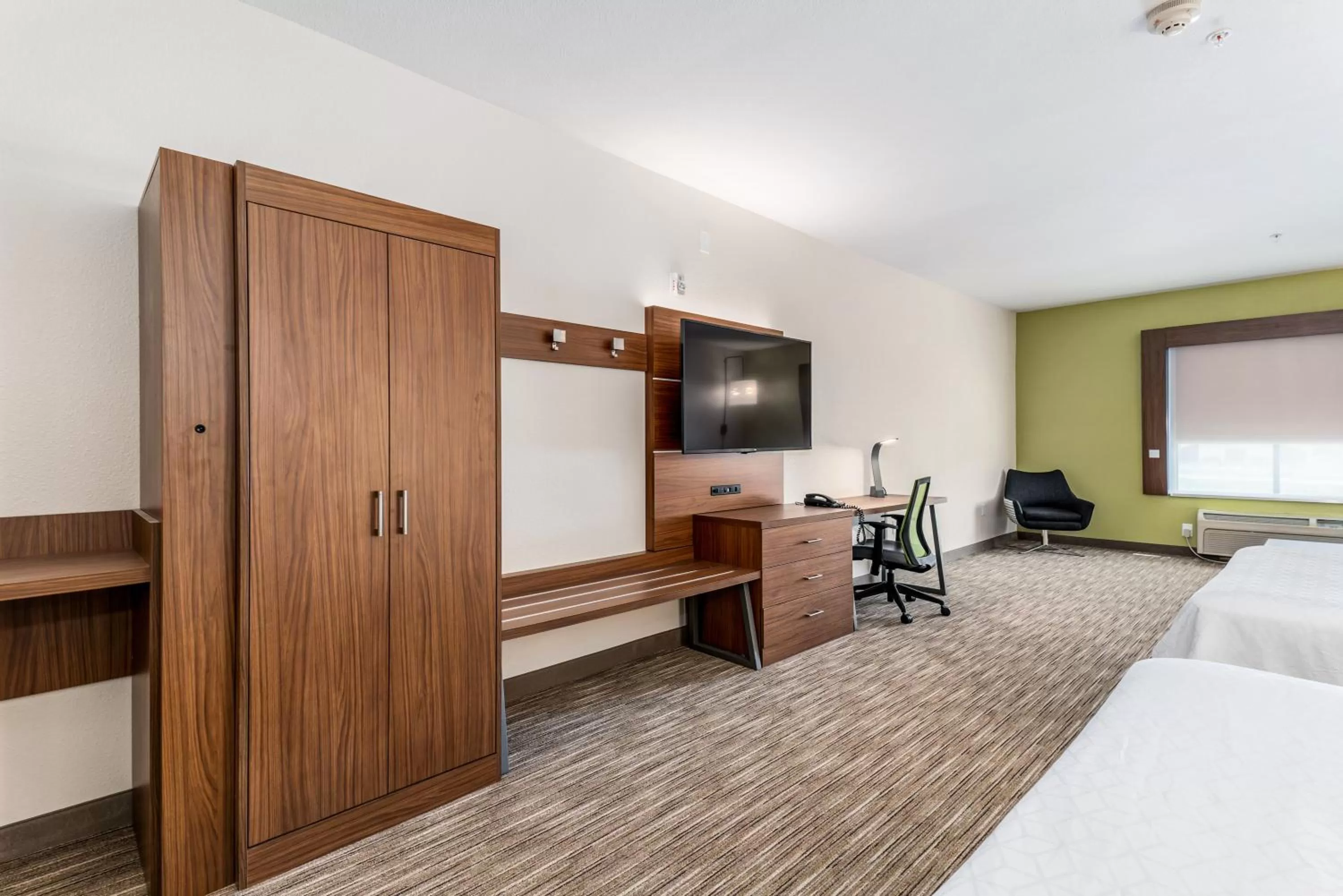 Photo of the whole room, TV/Entertainment Center in Holiday Inn Express & Suites Van Buren-Fort Smith Area, an IHG Hotel