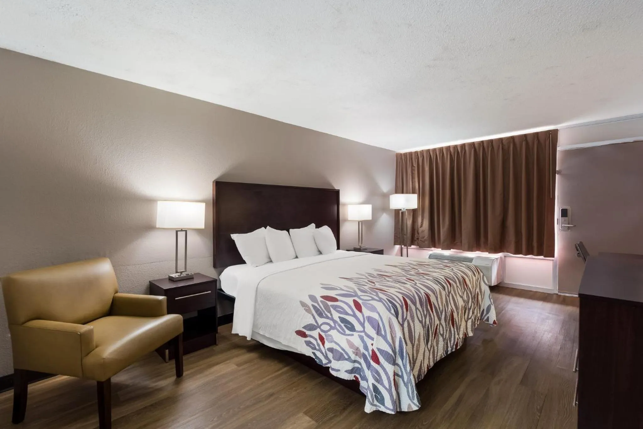Bedroom, Bed in Red Roof Inn Columbia, SC Airport