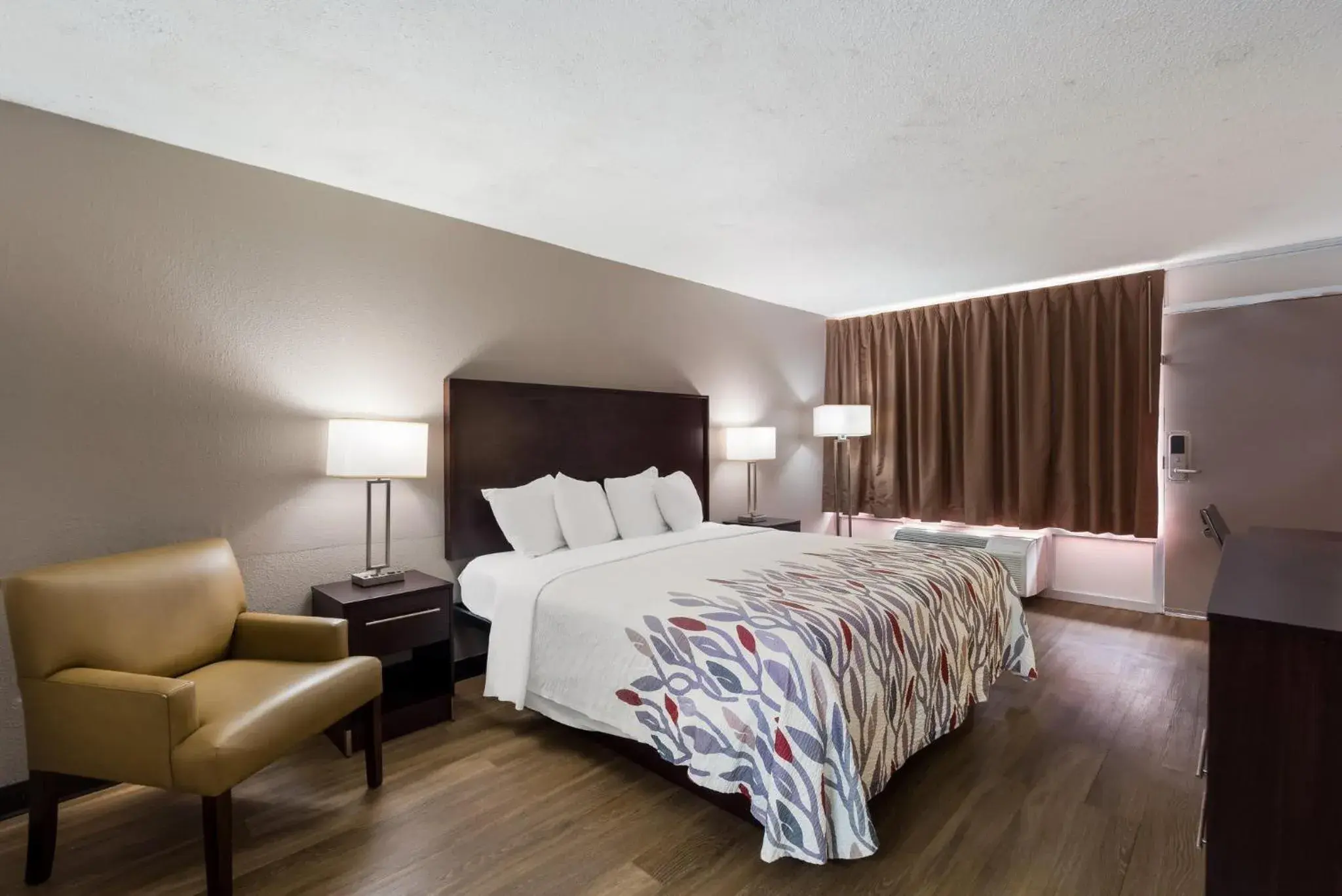 Superior King Room Smoke Free in Red Roof Inn Columbia, SC Airport Superior King Room Smoke Free in Red Roof Inn Columbia, SC Airport