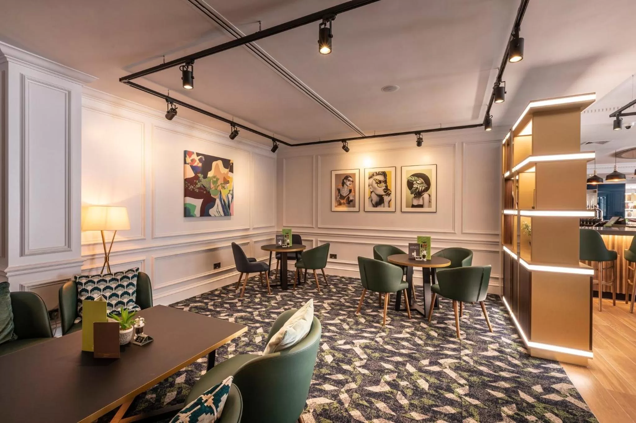 Lounge or bar in Holiday Inn Guildford by IHG