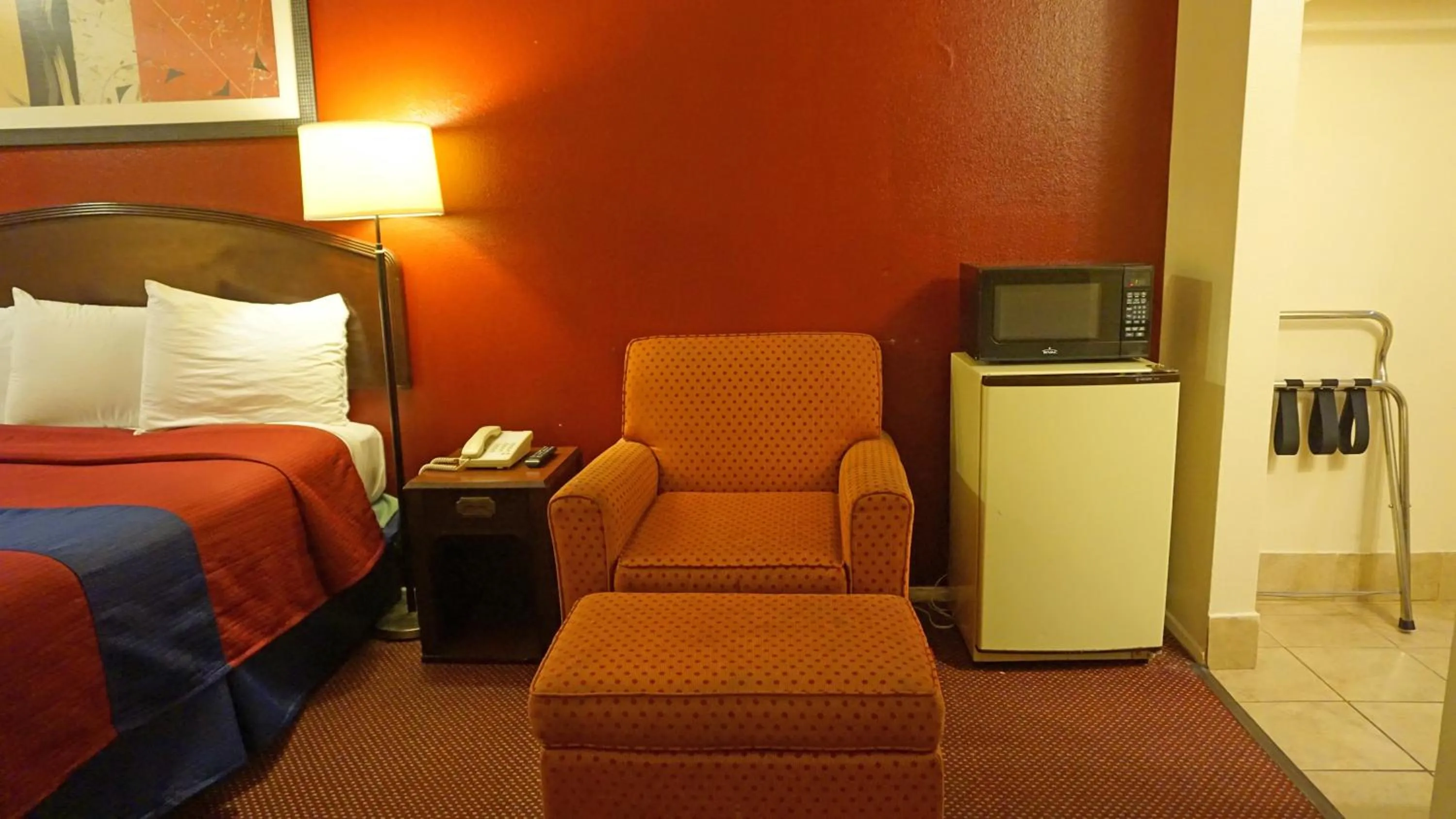 Seating area, Bed in Rainbow Inn