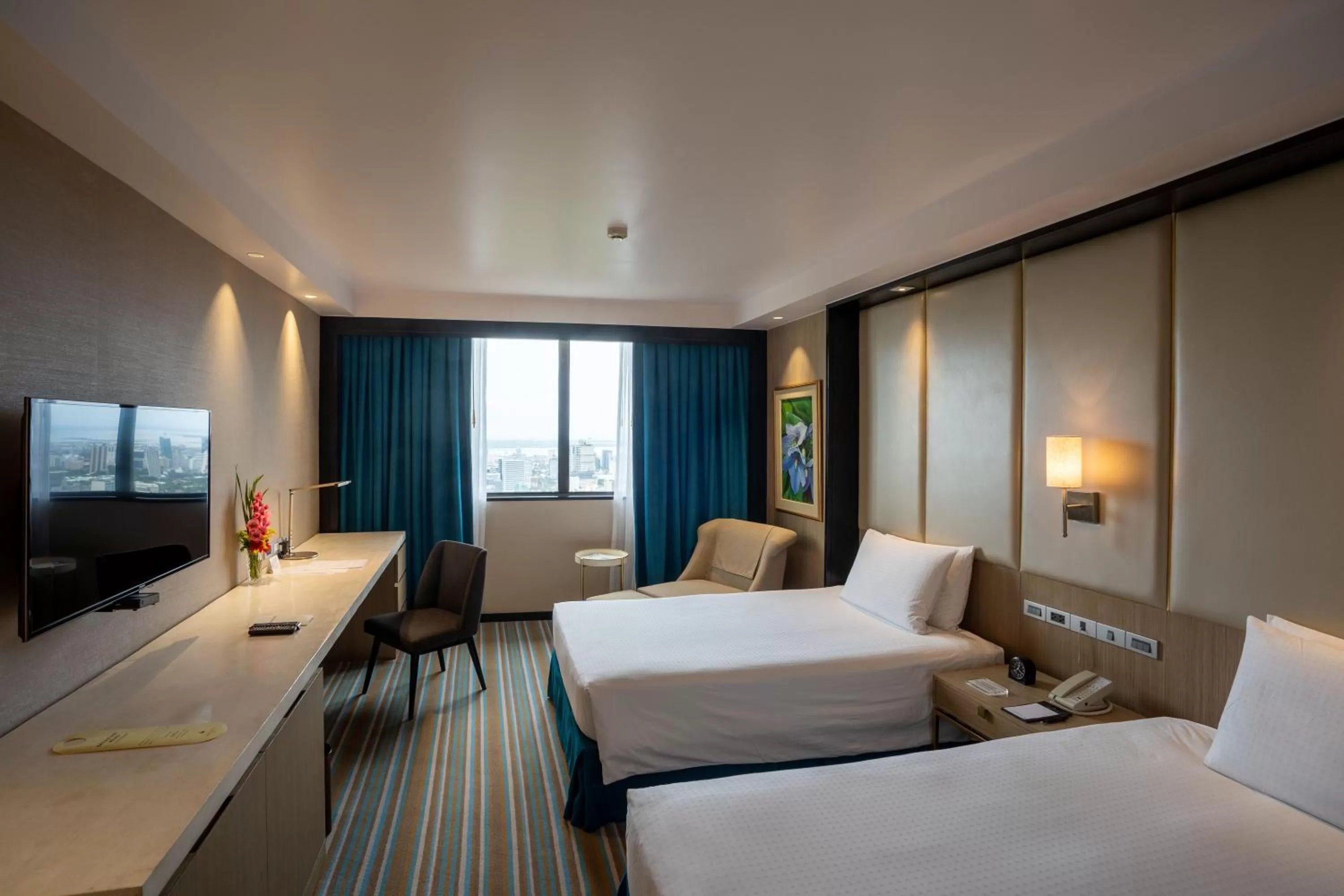 Photo of the whole room, Bed in Marco Polo Plaza Cebu