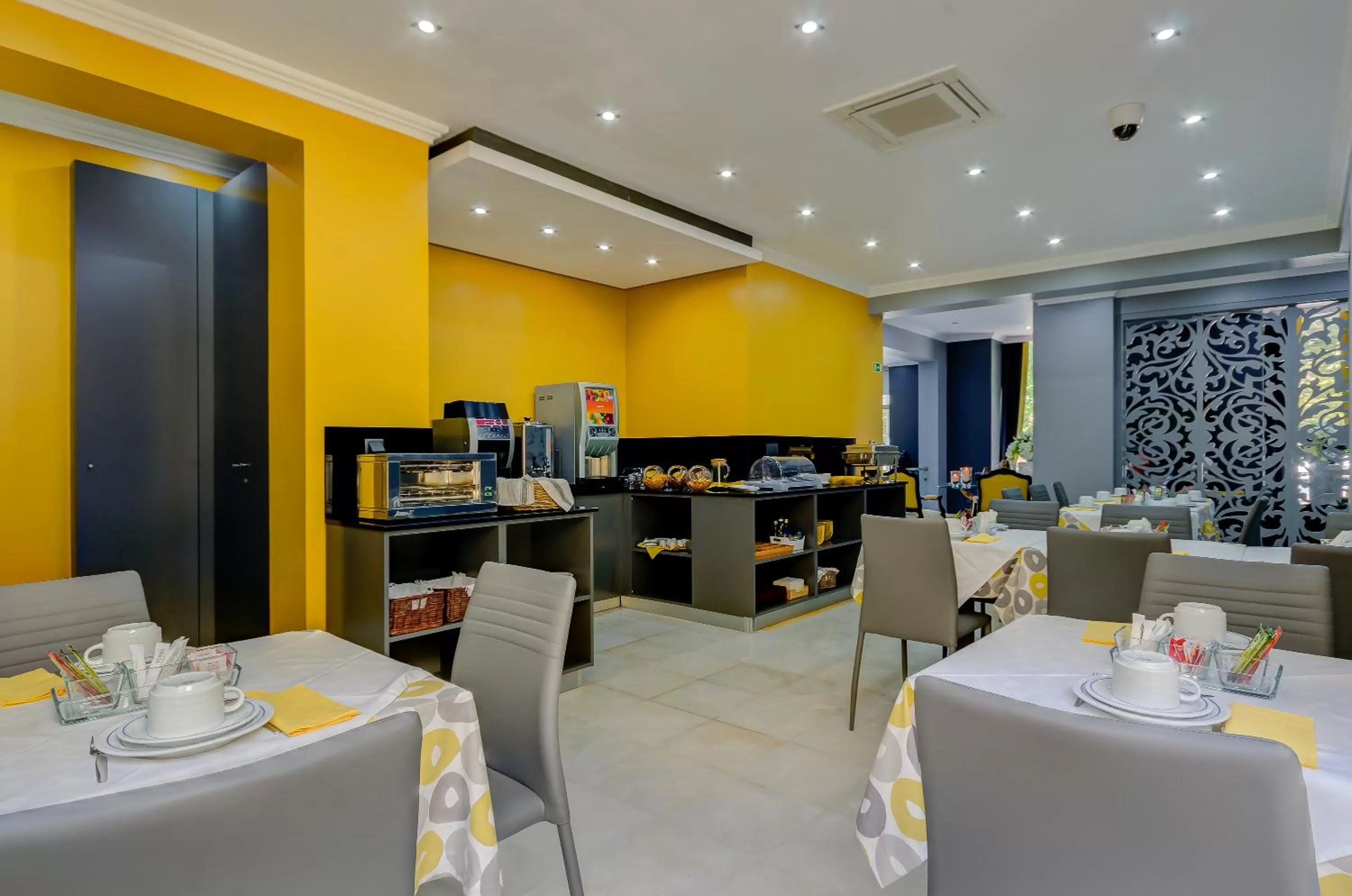 Restaurant/places to eat in Hotel Avenida Park