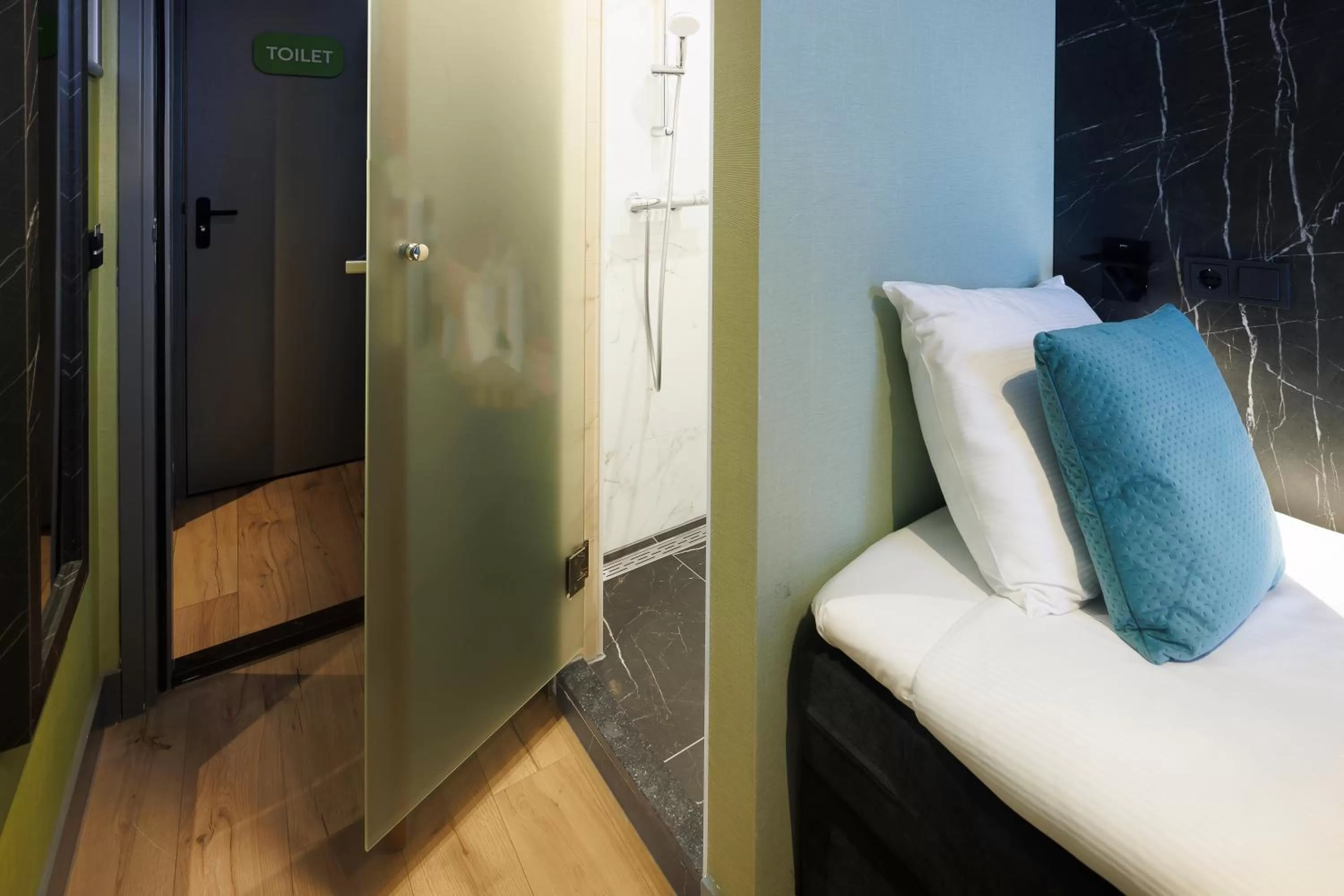 Shower, Bed in Ciao Papa Hotel Amsterdam Central Station