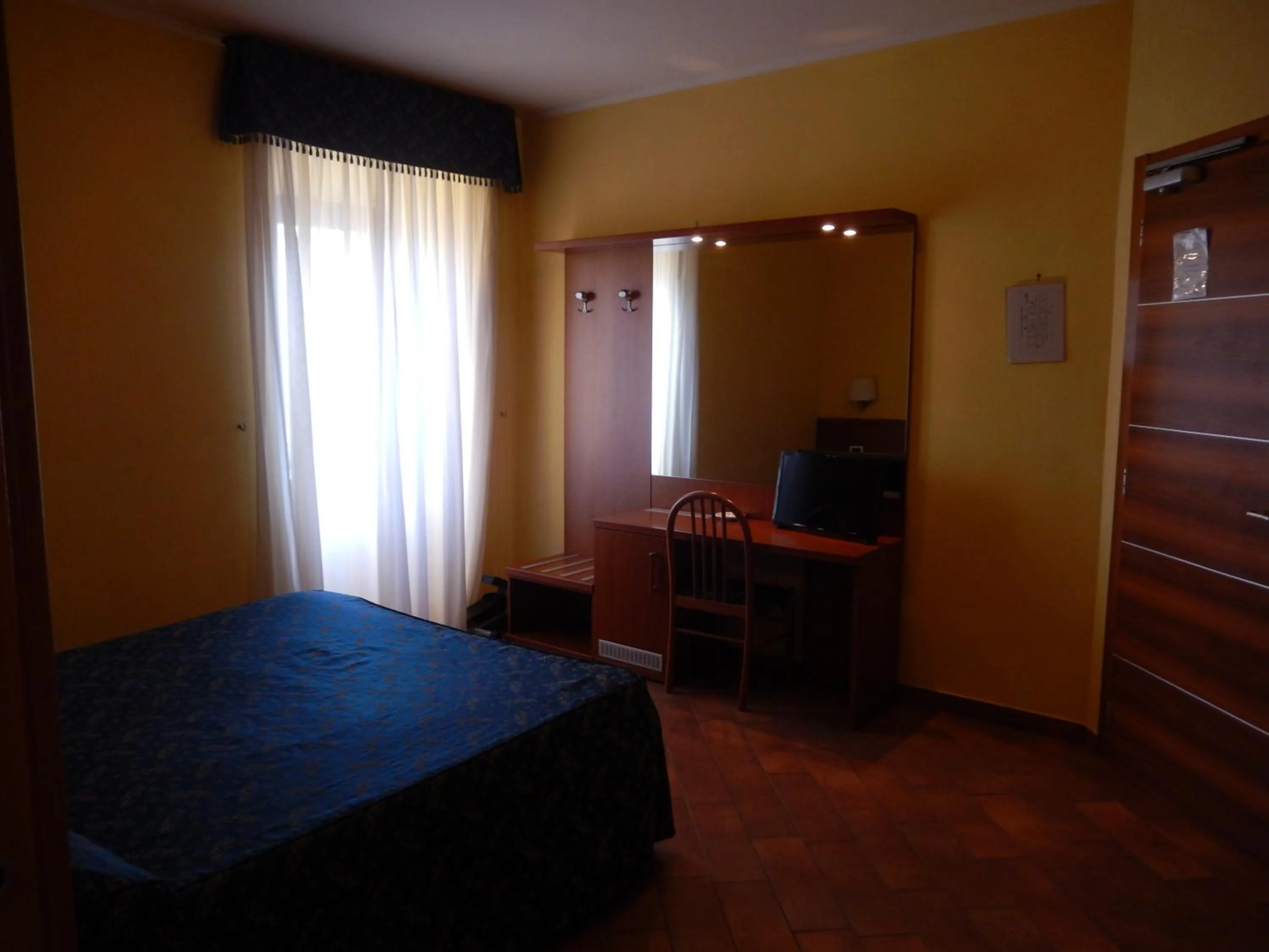 Day, Bed in Albergo Dei Leoni