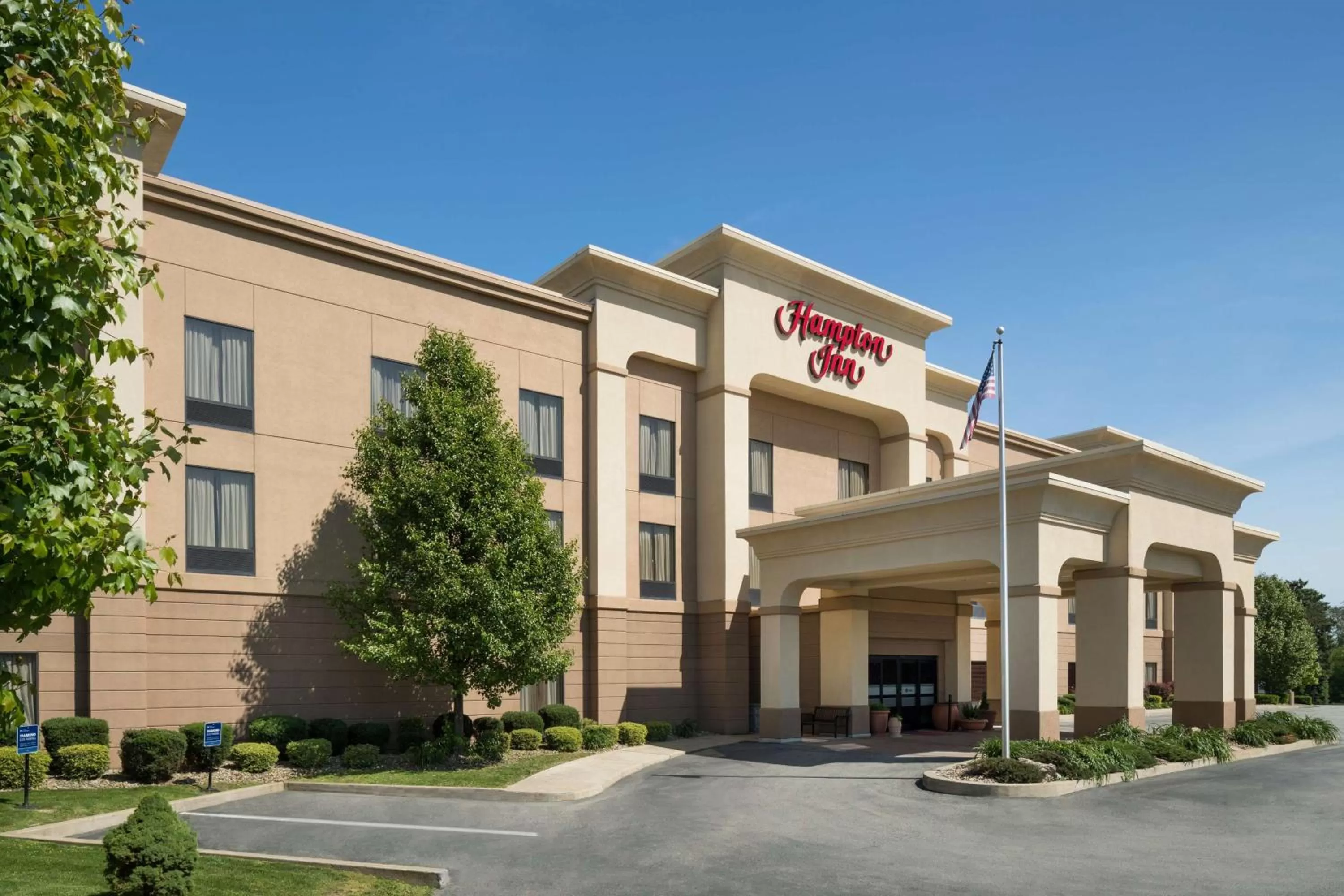 Property building in Hampton Inn Belle Vernon
