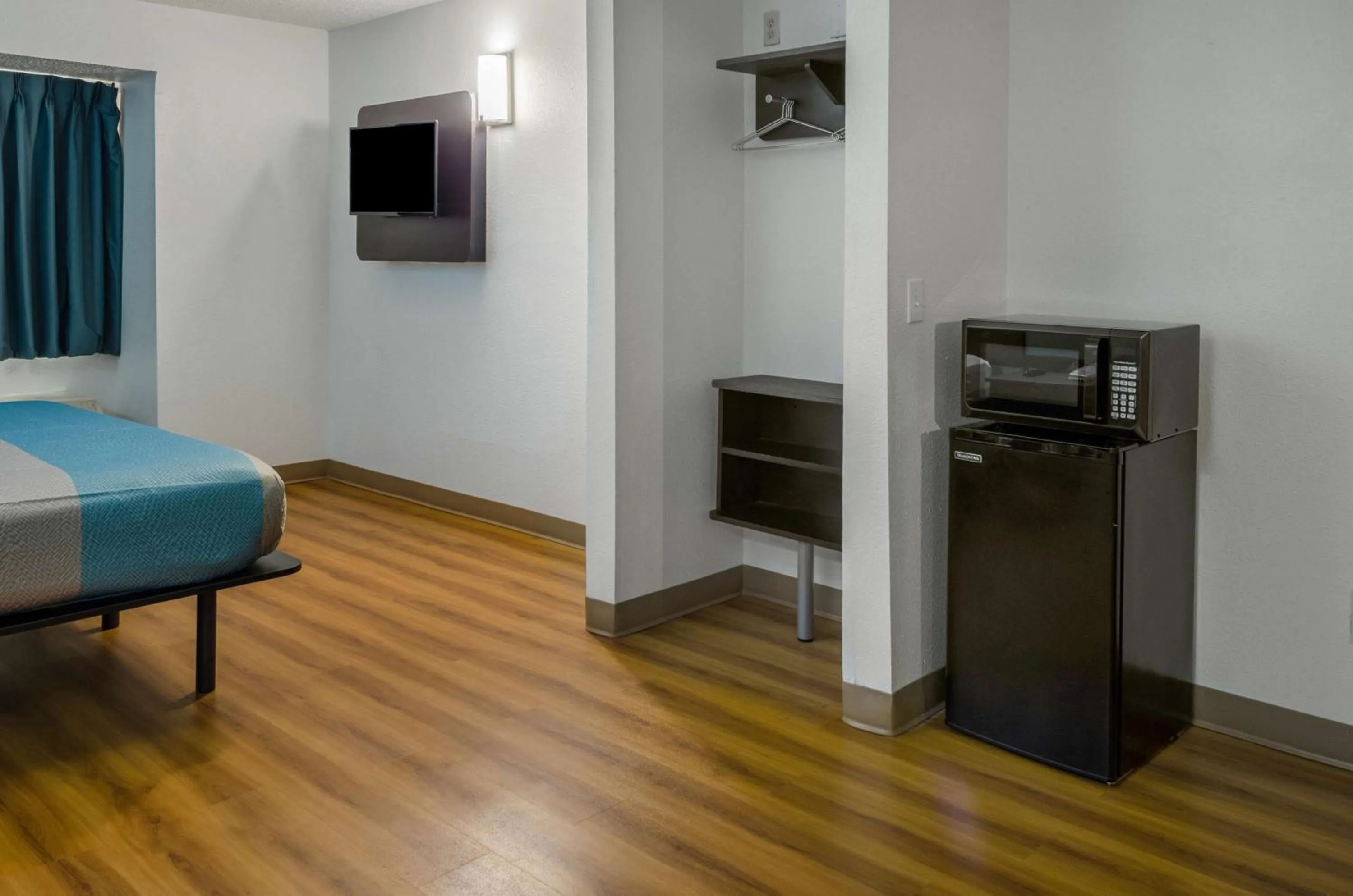 Photo of the whole room in Motel 6-Mobile, AL