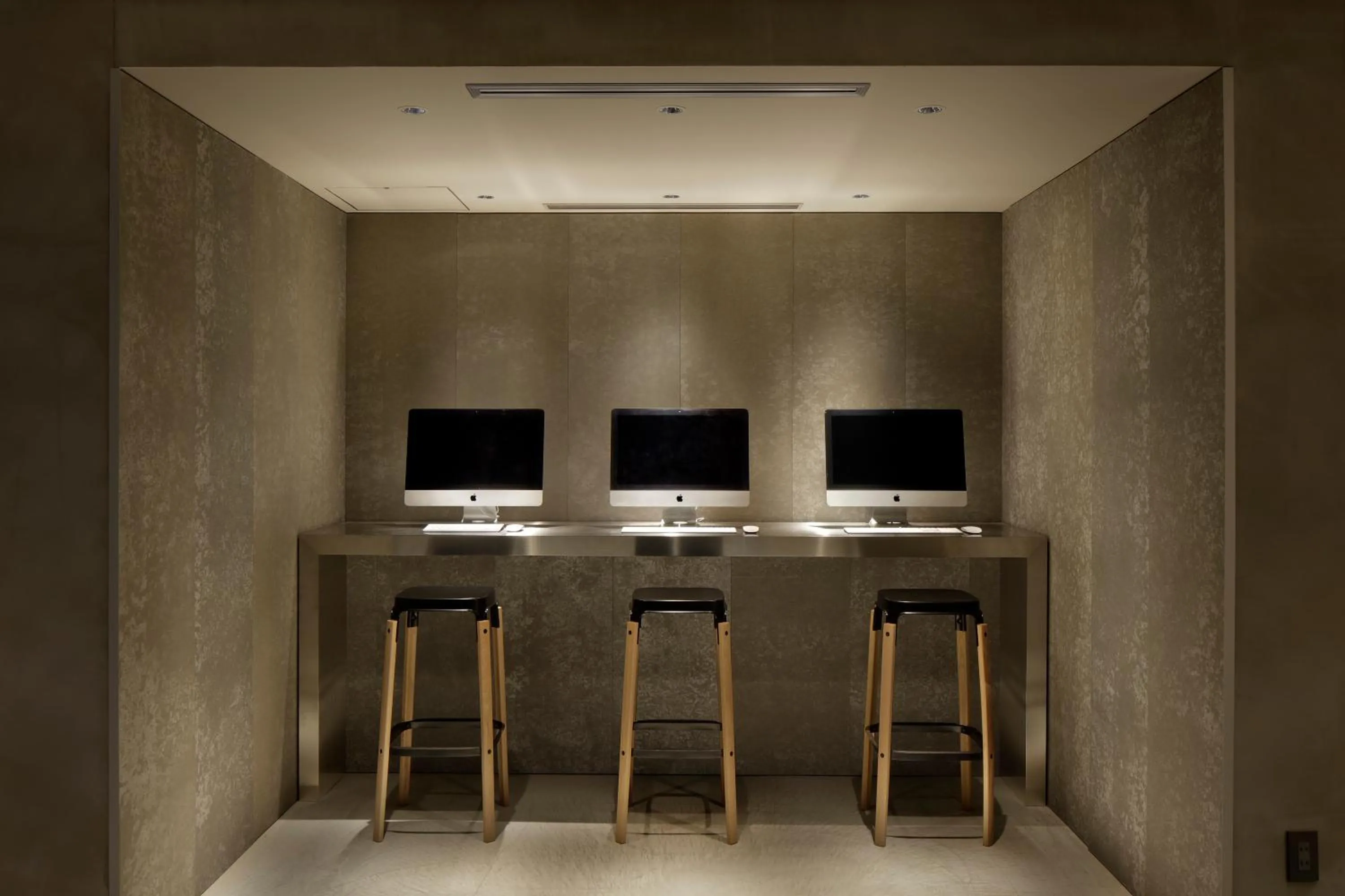 Business facilities in Piece Hostel Sanjo