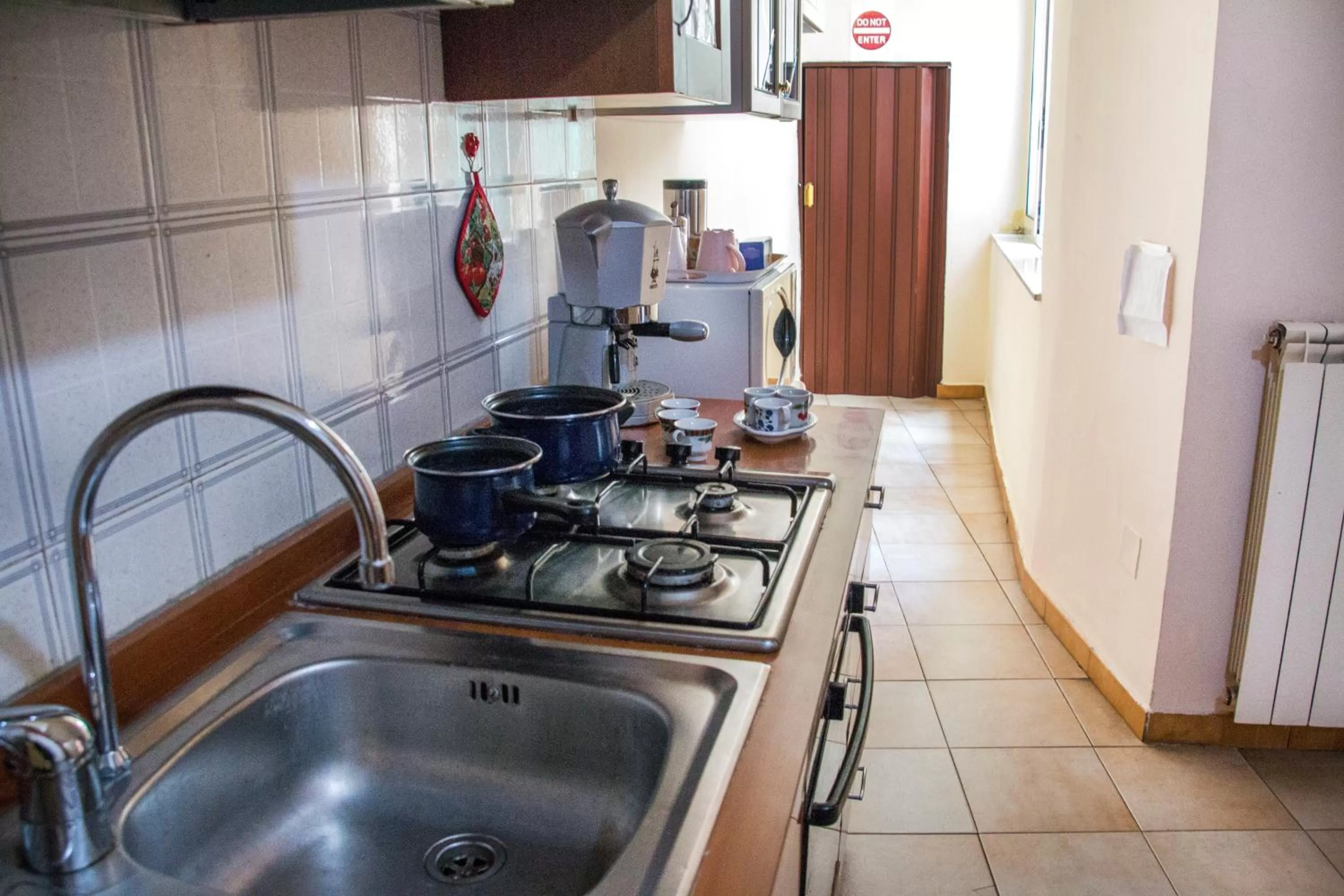 Kitchen or kitchenette in B&B Carbonara Napoli