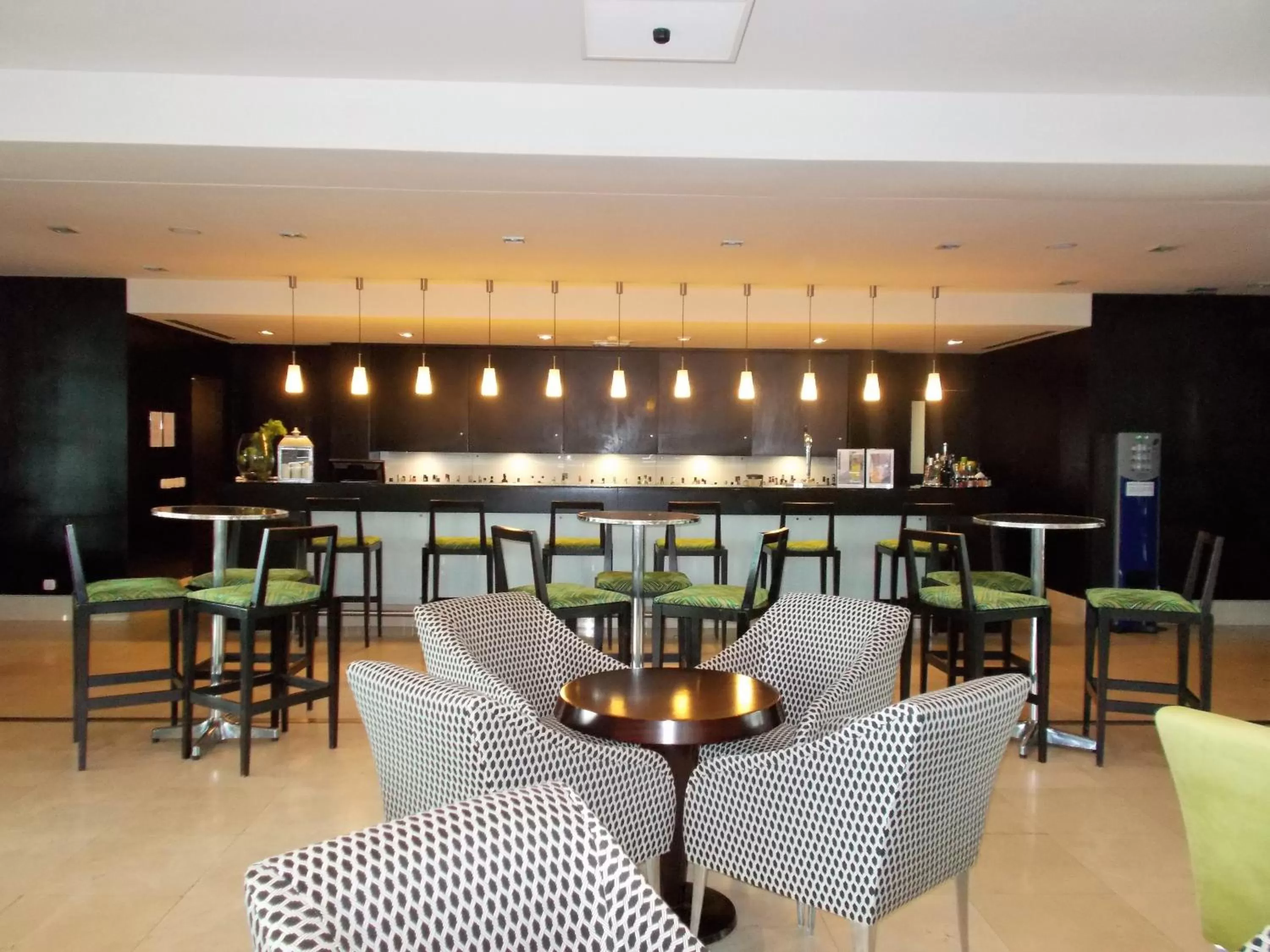 Lounge or bar in Azoris Royal Garden – Leisure & Conference Hotel