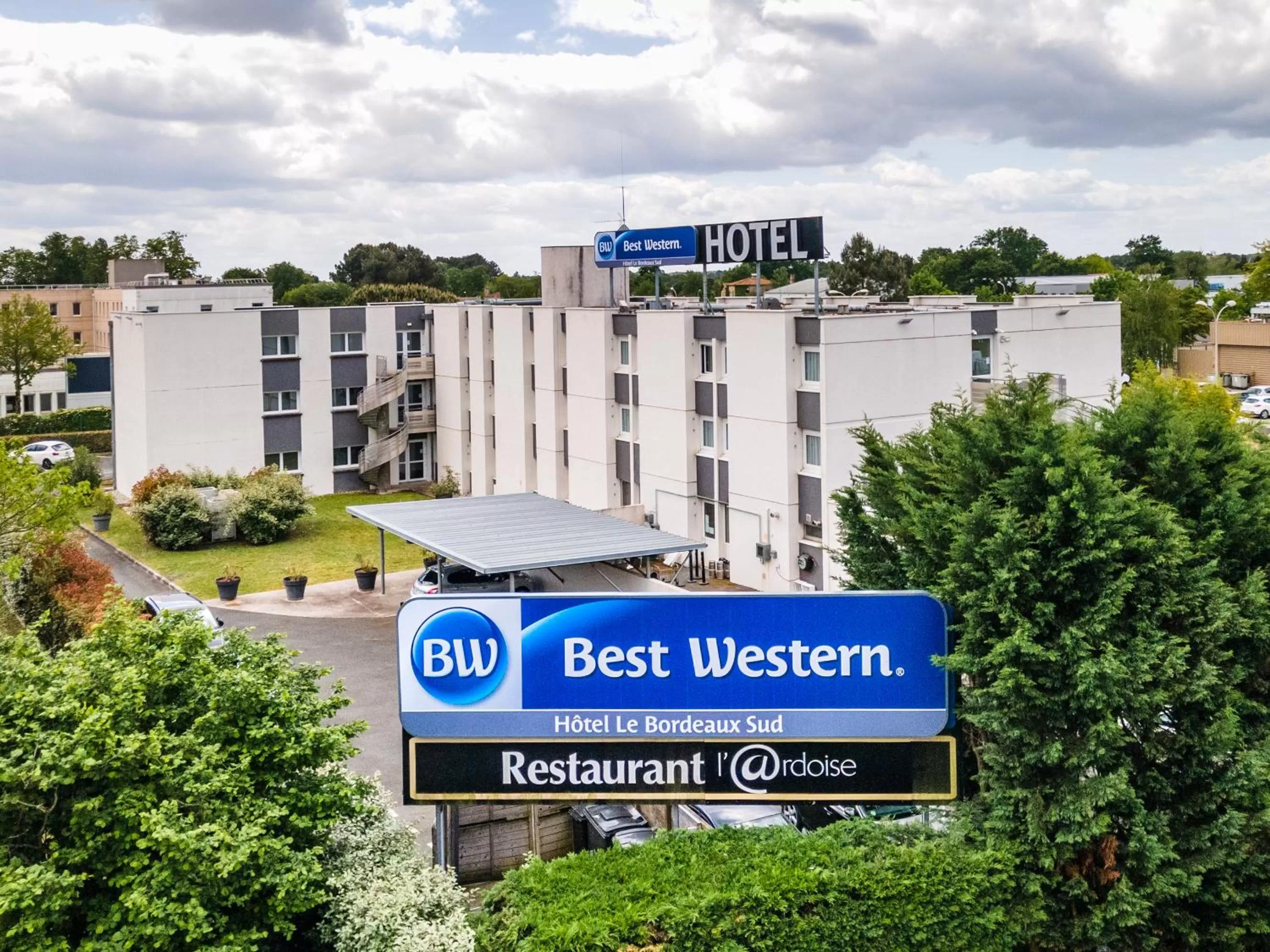 Property building in Best Western Hotel Le Bordeaux Sud