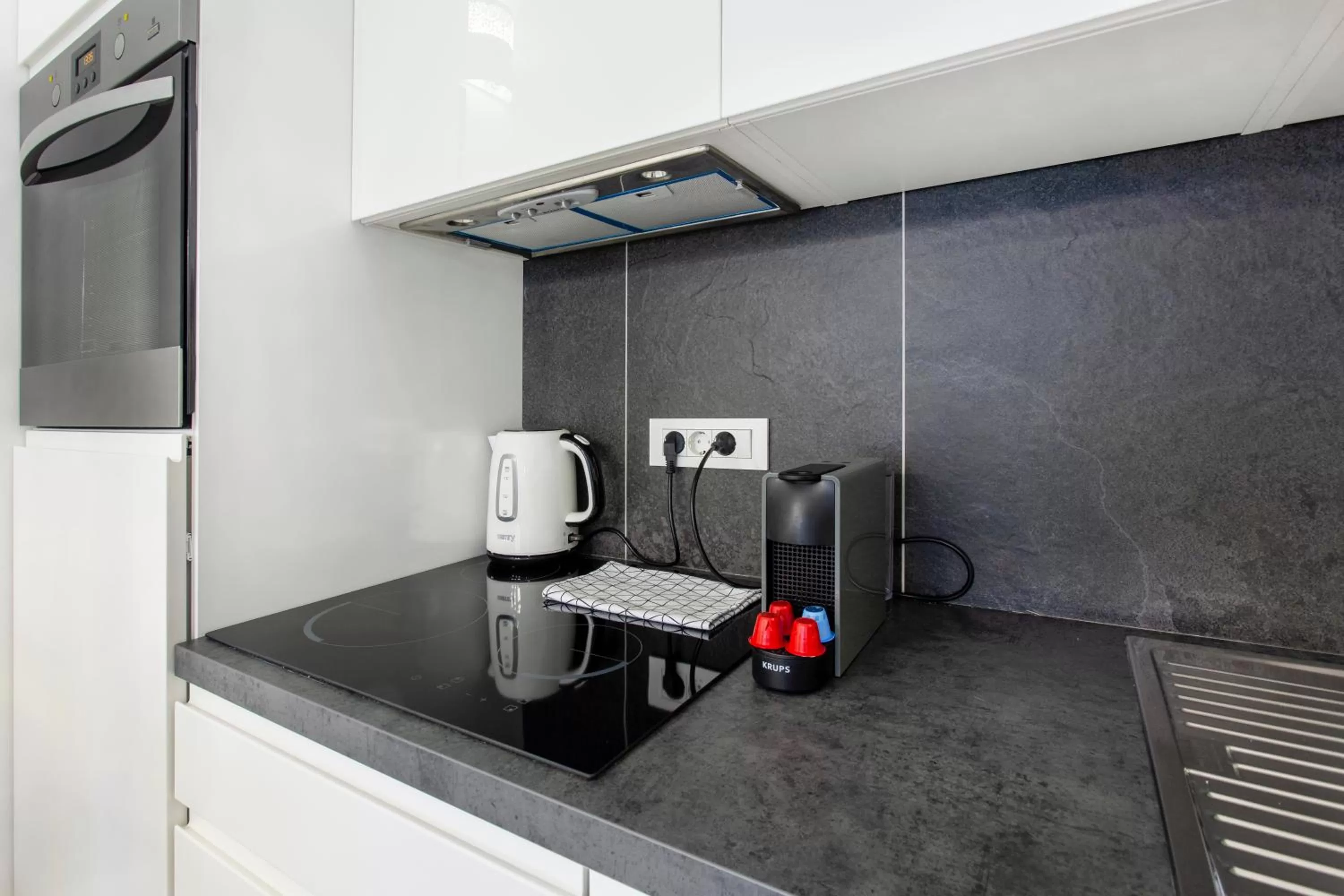 Kitchen or kitchenette, Kitchen/Kitchenette in Urban Style Apartments by Loft