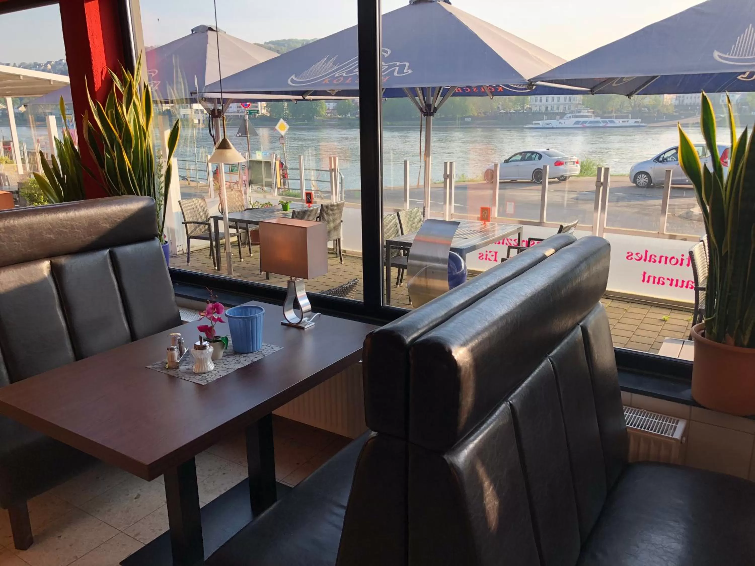 Restaurant/places to eat in Hotel Rhein INN