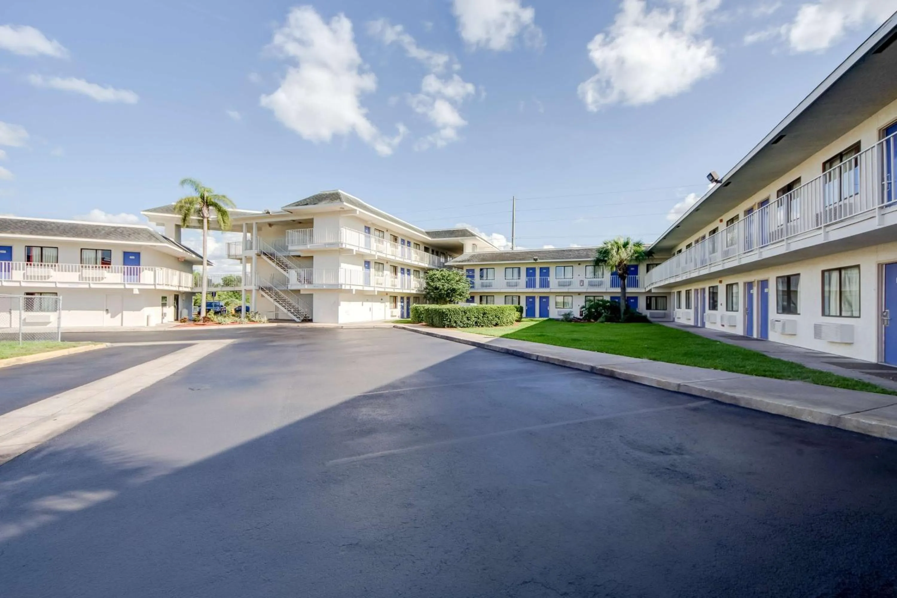 Property building in Motel 6-Lakeland, FL