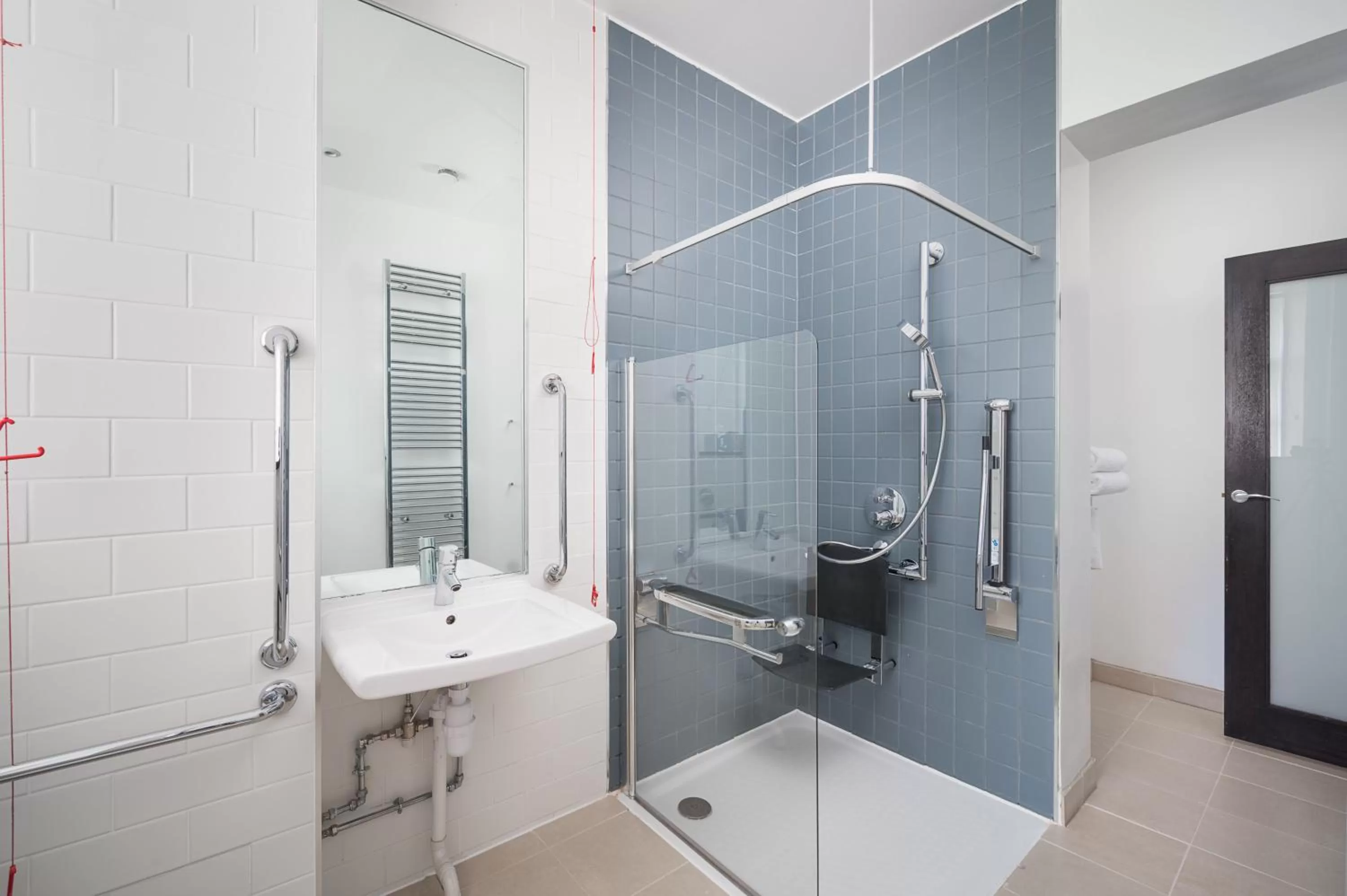 Photo of the whole room in voco Grand Central Glasgow by IHG