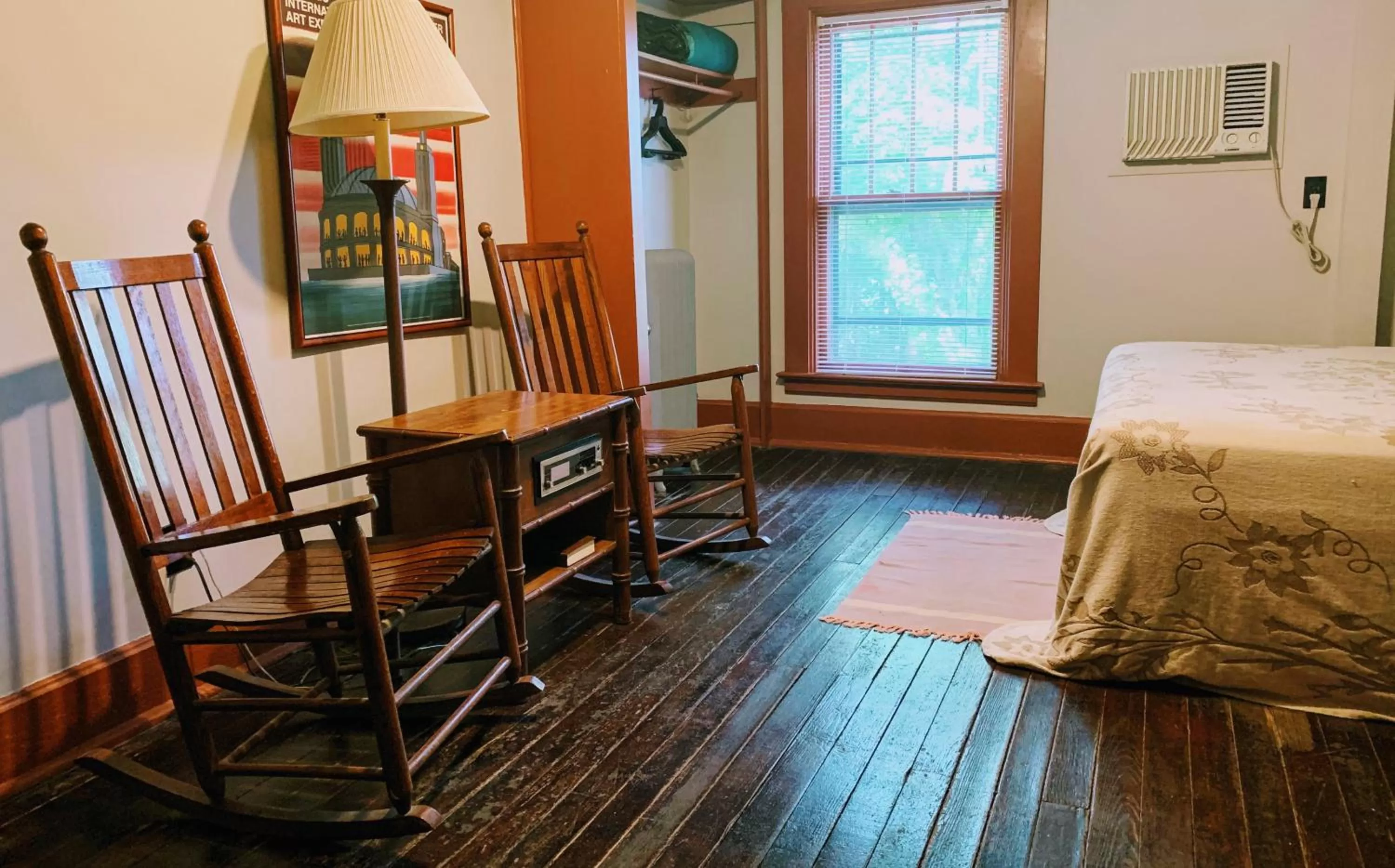 Seating Area in Lakeside Inn