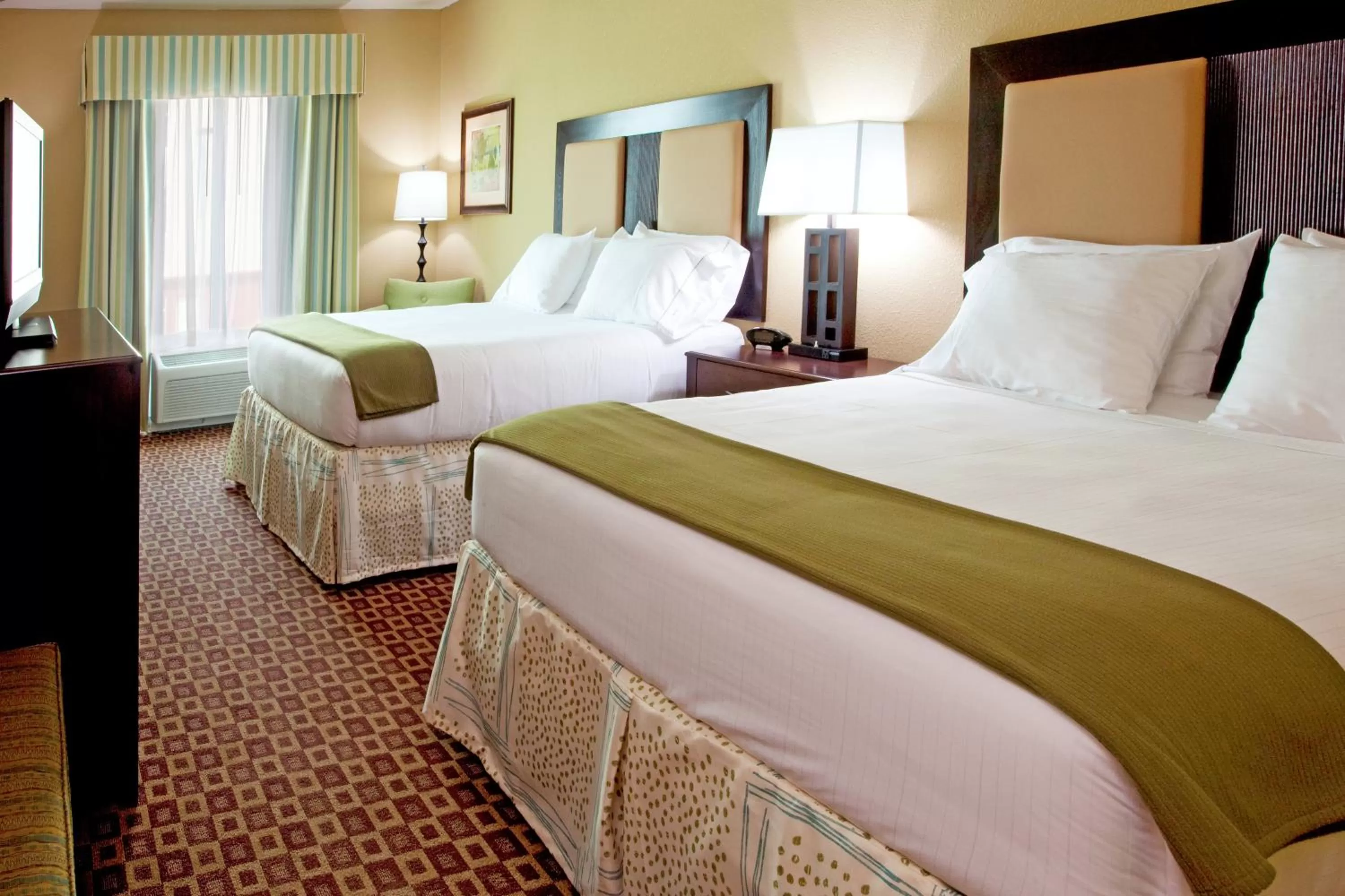 Bed in Holiday Inn Express Hotel & Suites Chaffee - Jacksonville West by IHG