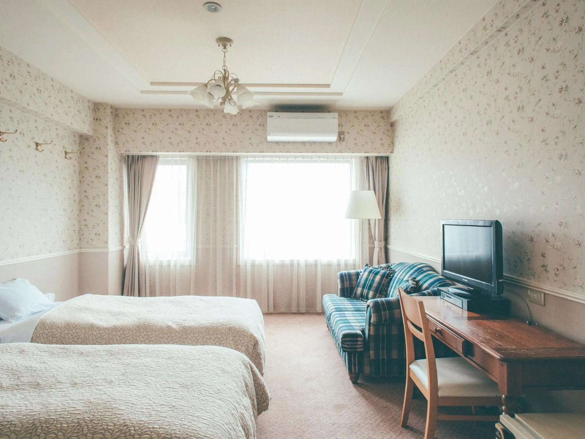 Photo of the whole room, Bed in Kanazawa Kokusai Hotel