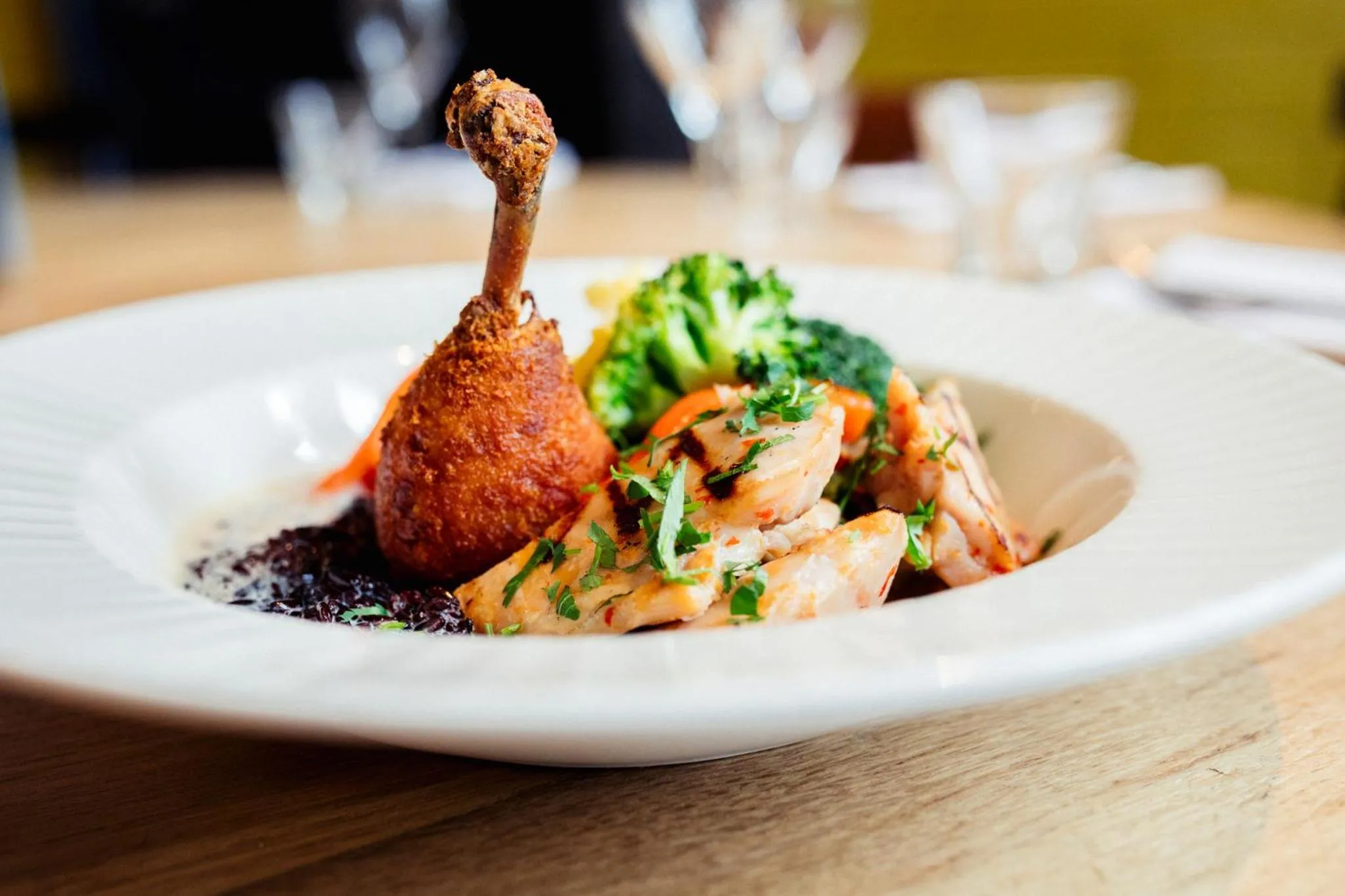 Restaurant/places to eat in Post-Plaza Hotel & Grand Café