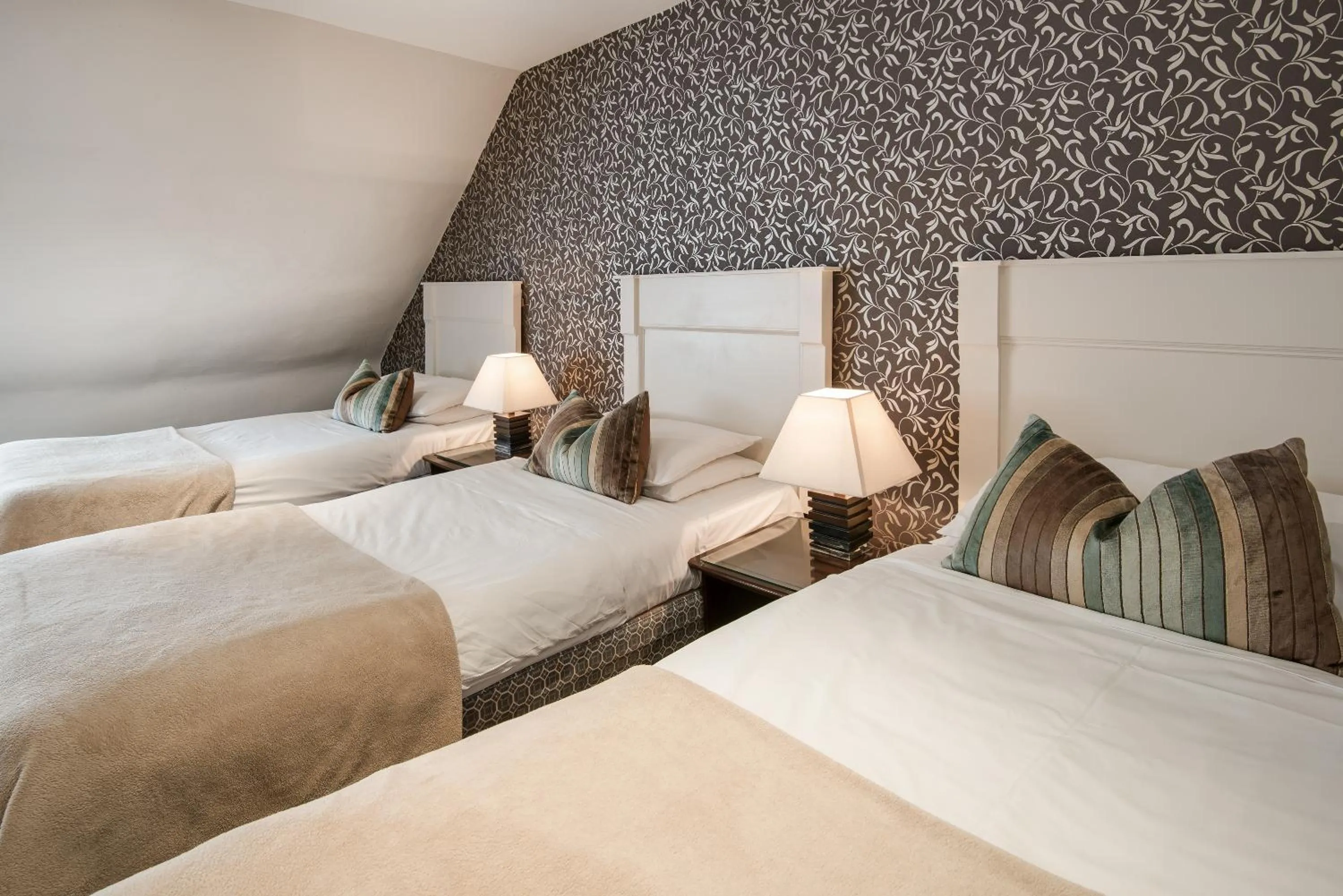 Bedroom, Bed in Queenshead Hotel Kelso