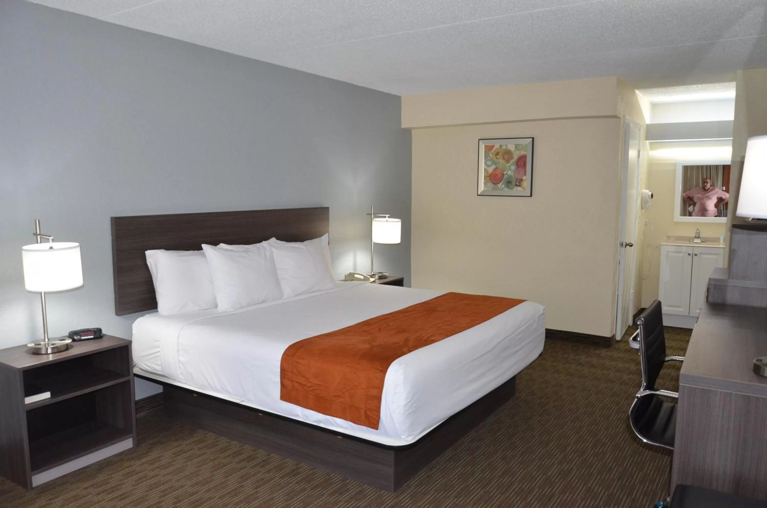 Bedroom, Bed in Days Inn & Suites by Wyndham Orlando Airport