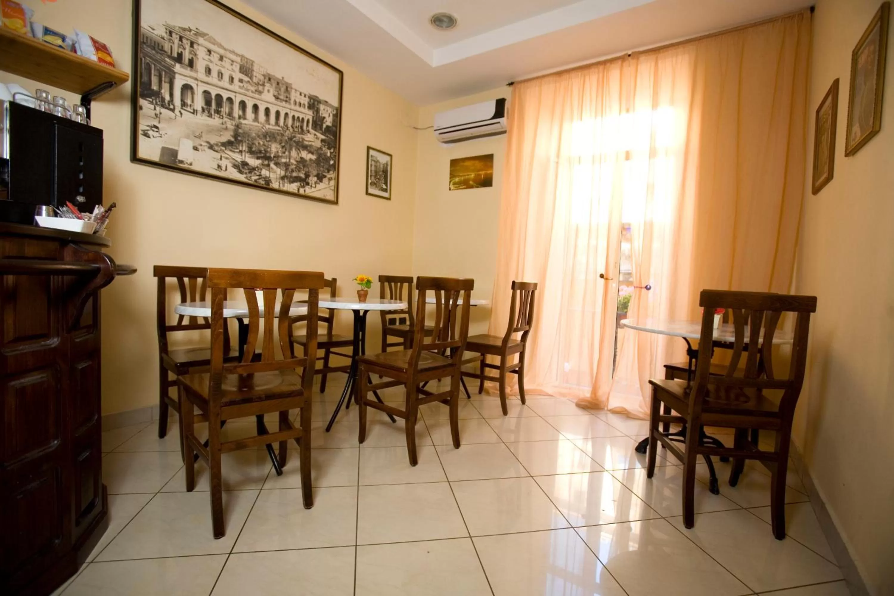 Restaurant/places to eat in Hotel Cineholiday