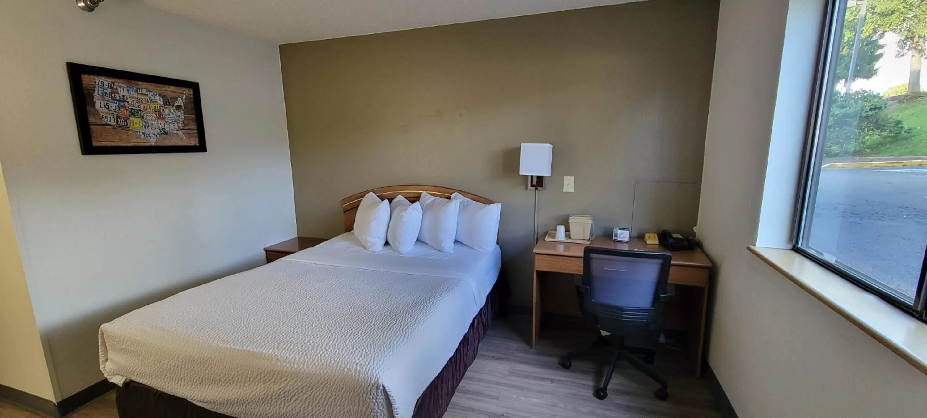 Bedroom, Bed in Days Inn by Wyndham Somerset PA I-70 I-76