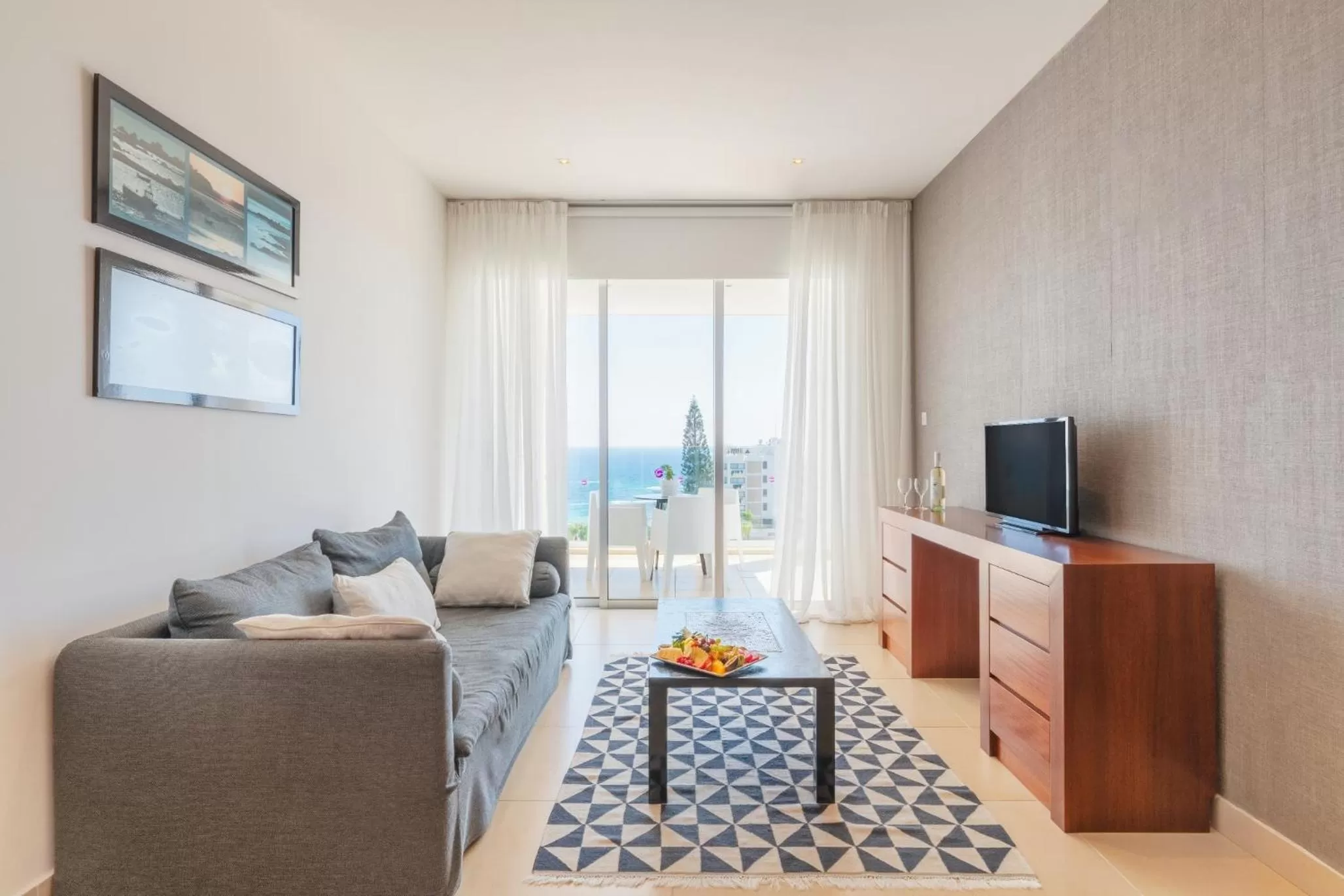 TV and multimedia in Napa Mermaid Hotel & Suites