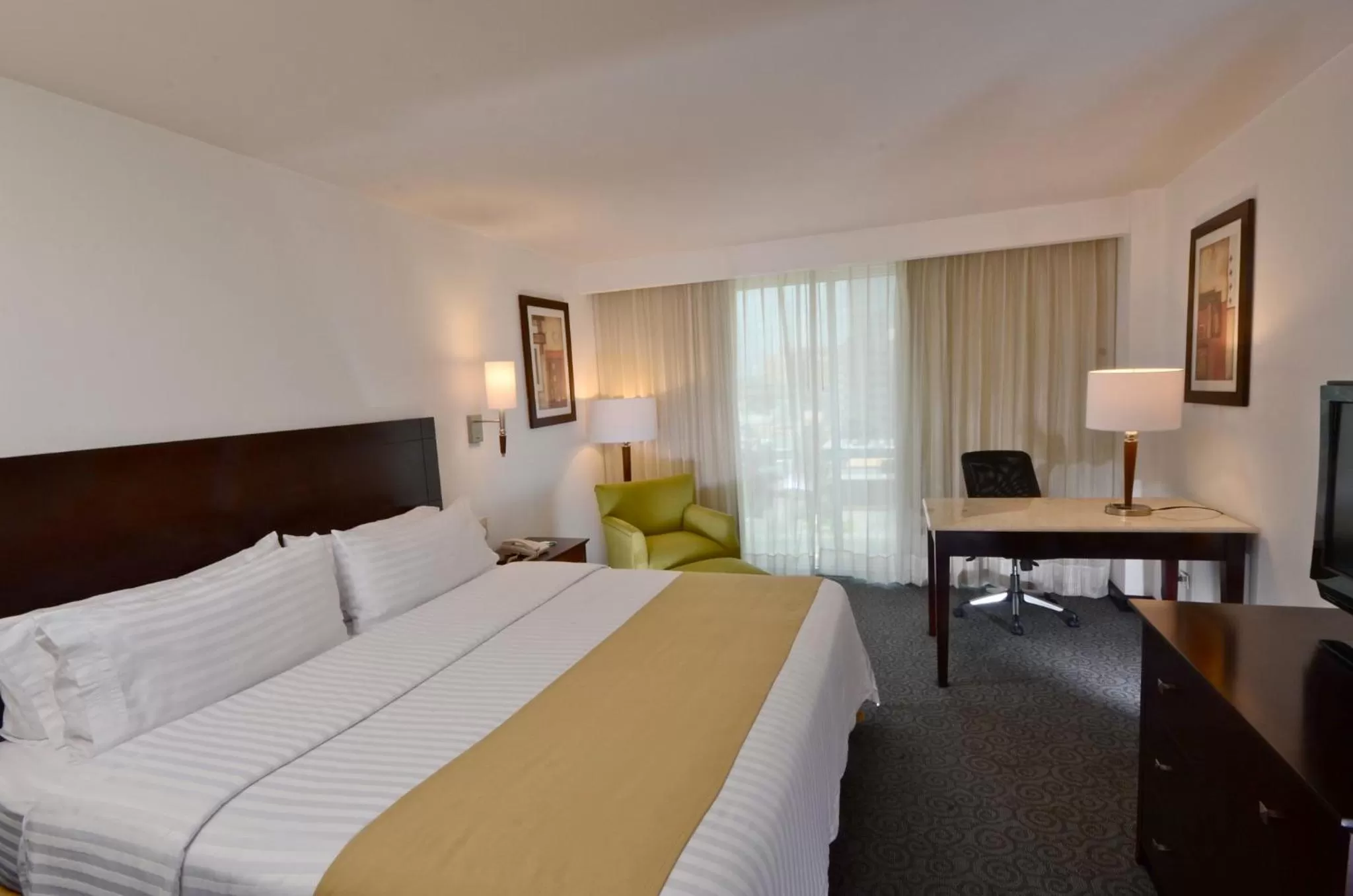 Photo of the whole room, Bed in Holiday Inn Monterrey Valle by IHG