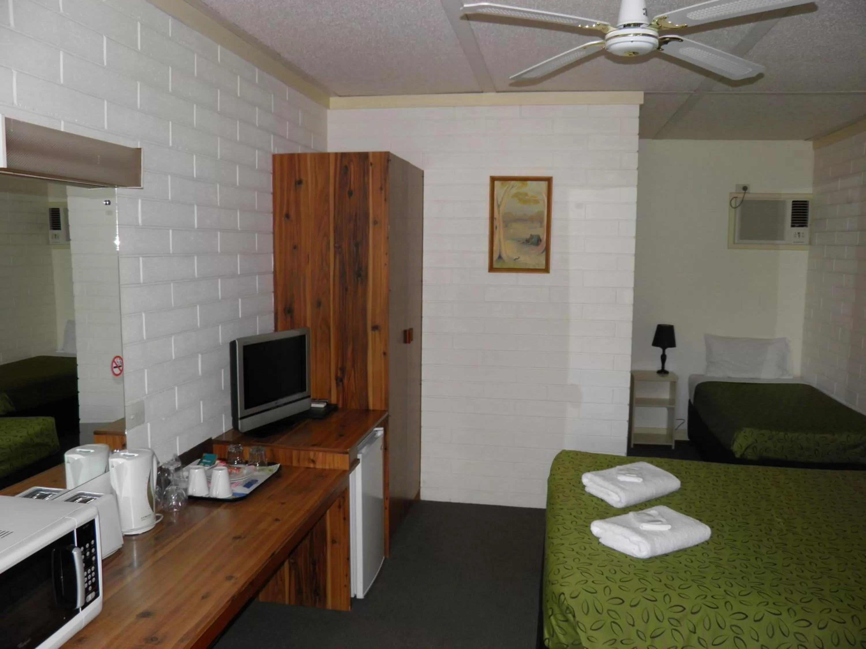 Photo of the whole room, TV/Entertainment Center in 7th Street Motel