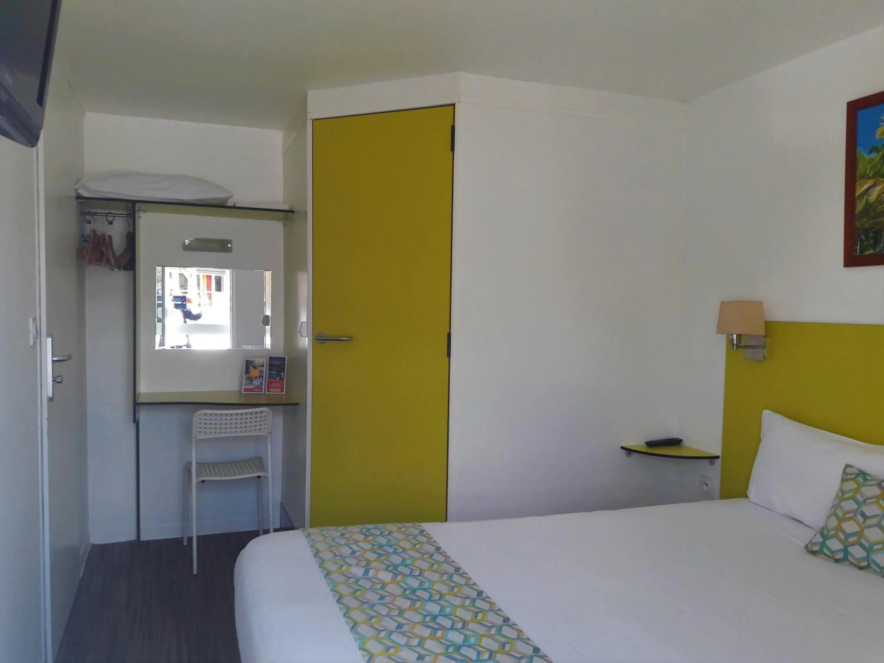 Photo of the whole room, Bed in initial by balladins Bordeaux / Eysines