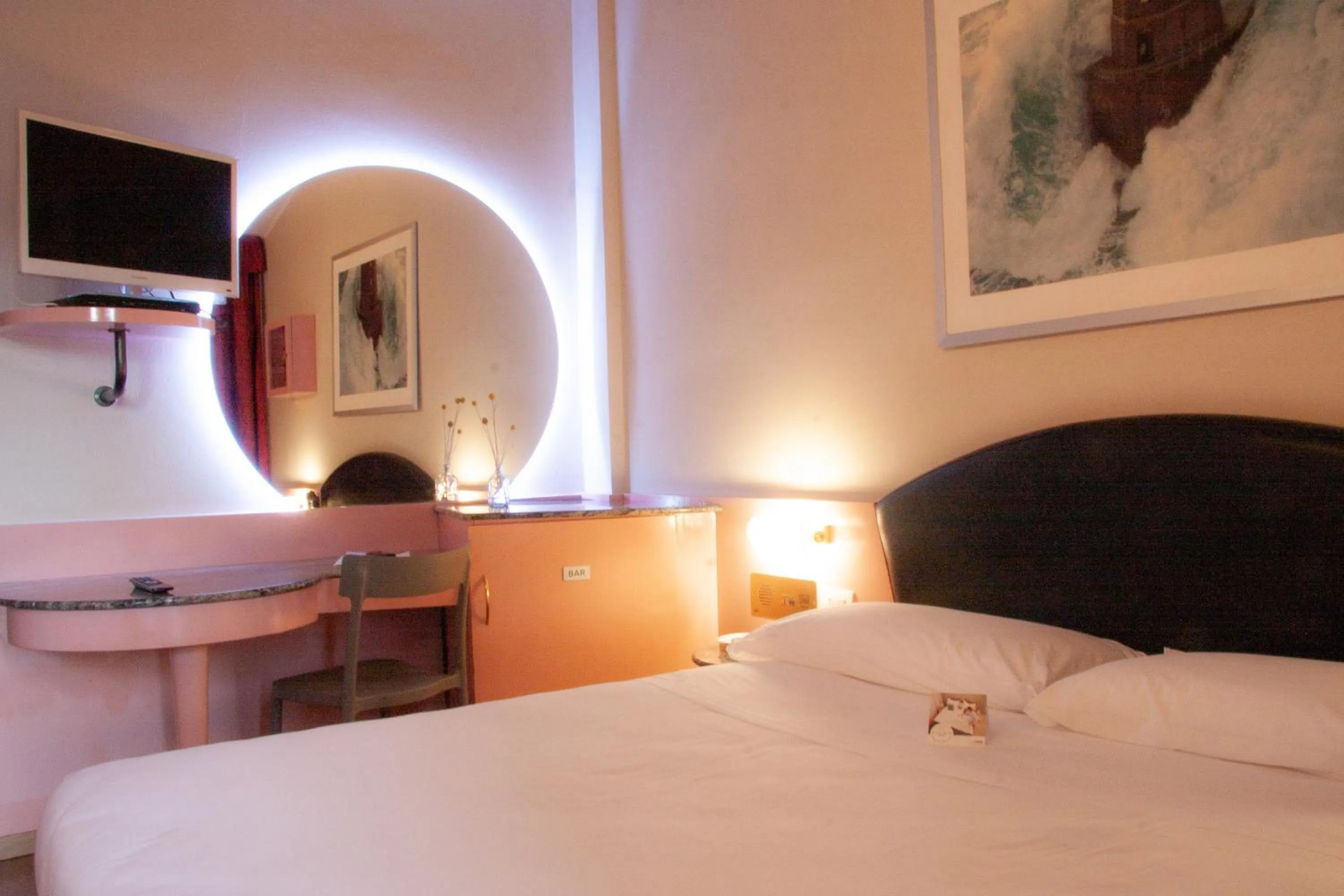 Bed in Hotel Motel 2000