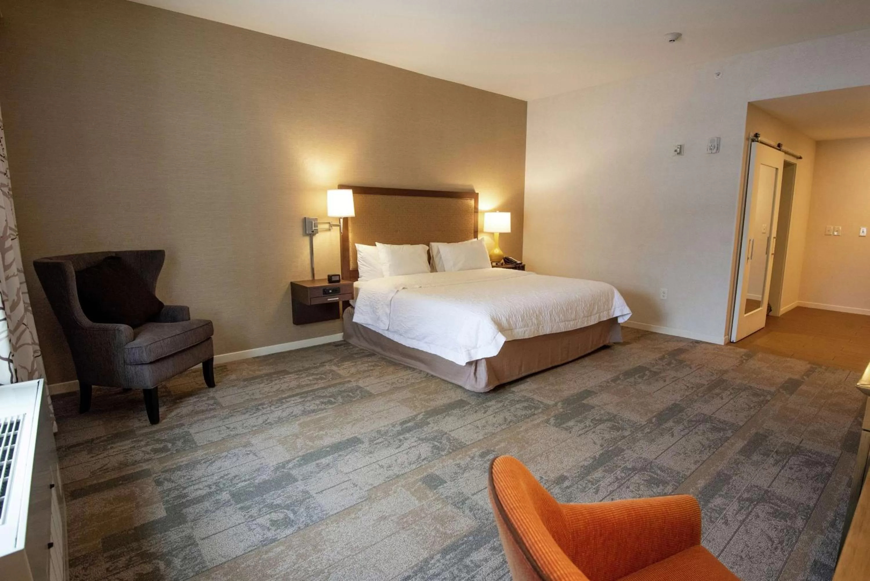 Living room, Bed in Hampton Inn & Suites Manchester, Vt