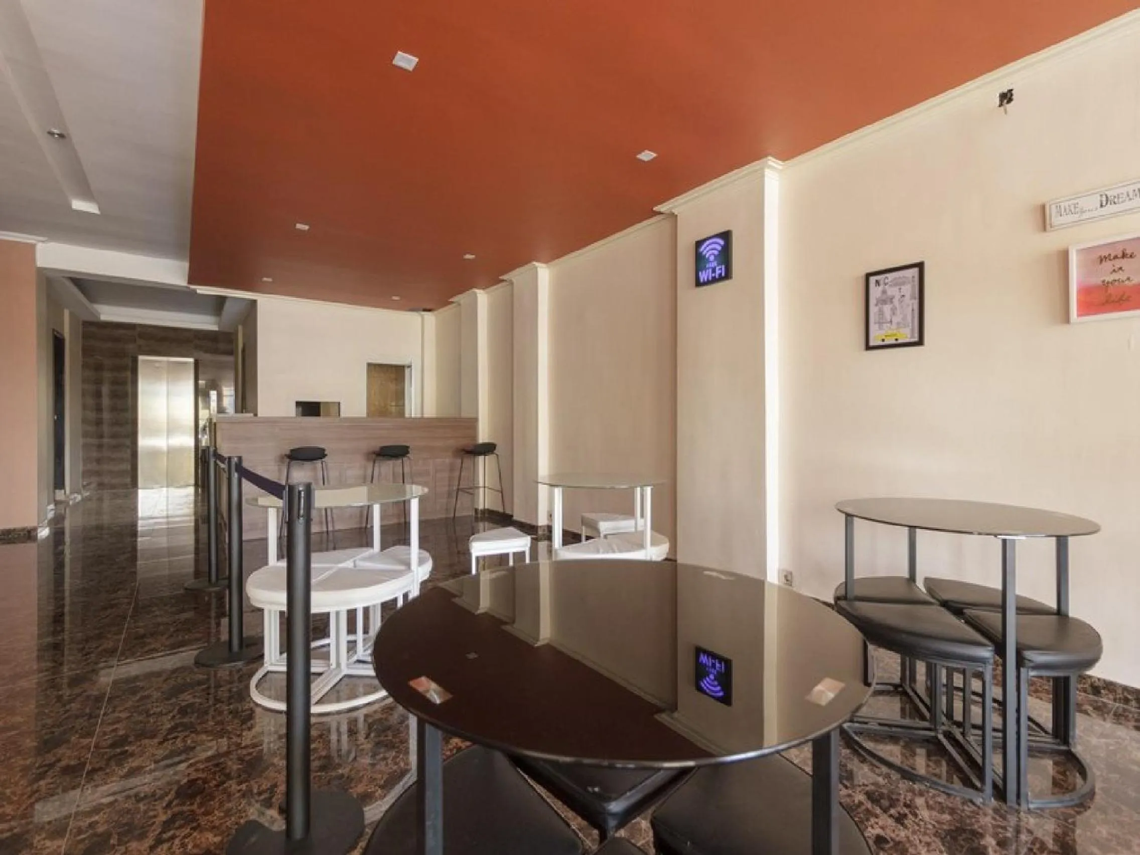 Decorative detail in RedDoorz Plus at Boulevard Panakkukang Makassar