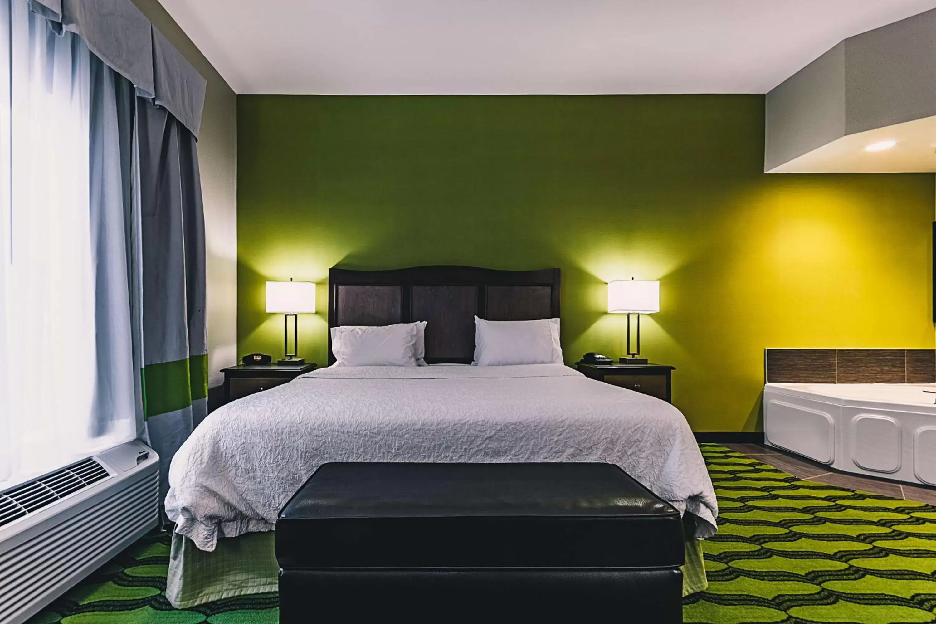 King Room with Spa Bath - Non-Smoking in Hampton Inn Niagara Falls/ Blvd King Room with Spa Bath - Non-Smoking in Hampton Inn Niagara Falls/ Blvd