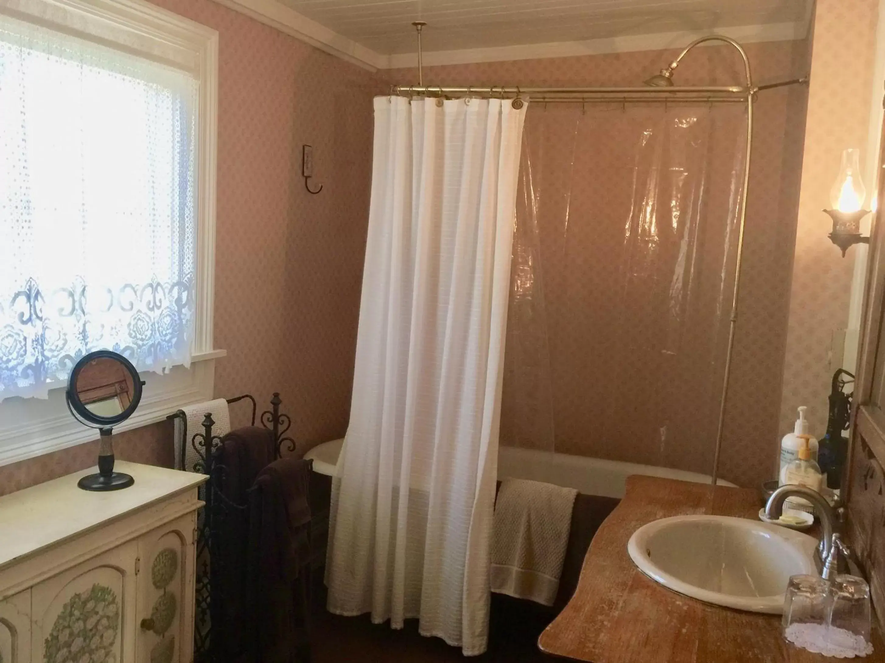 Superior Queen Room in Shaw House Inn Superior Queen Room in Shaw House Inn