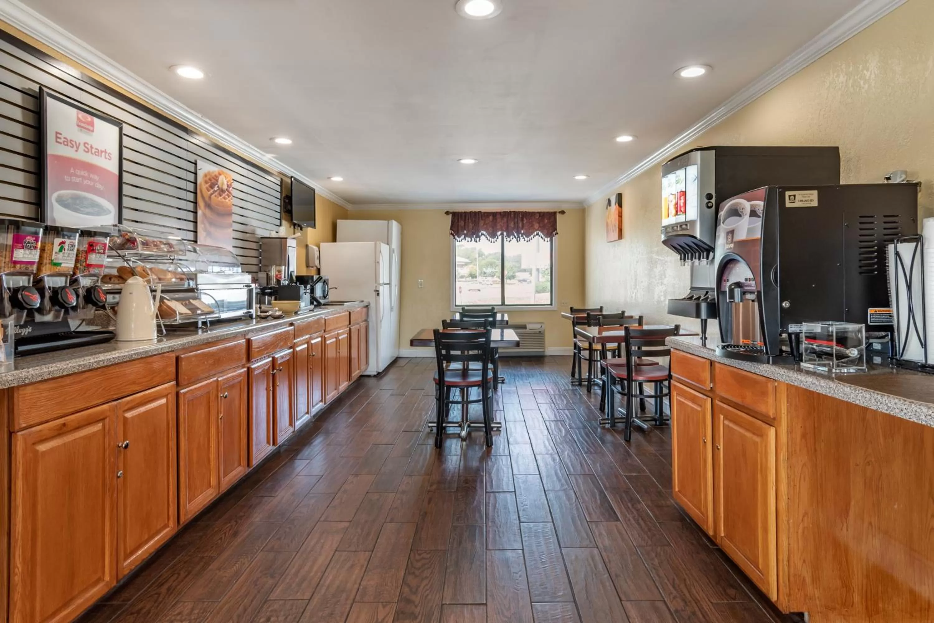 Breakfast in Econo Lodge Oxford near Choccolocco Park