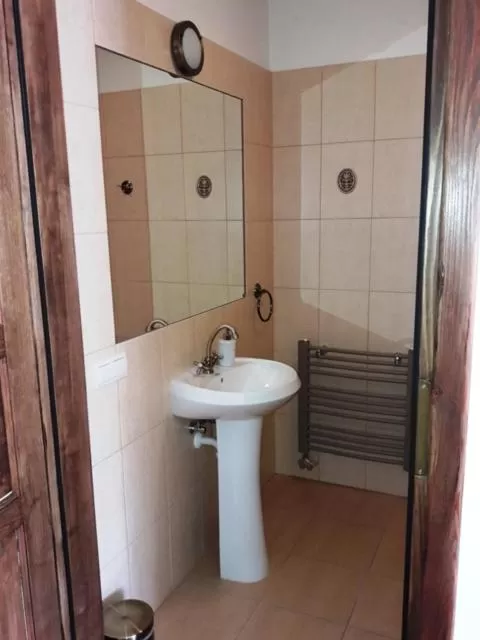 Bathroom in Gościniec Dworski w Ropie