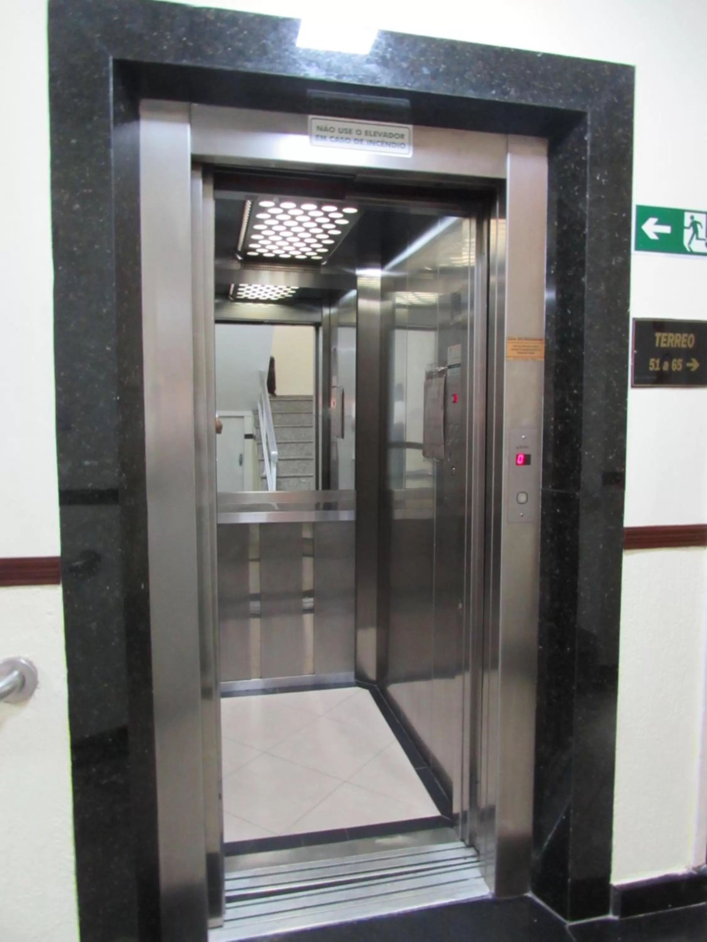 Hotel Monteneve a 2 minutos do Bom Retiro, a 8 minutos da 25 de Março a 100 metros da estação de trem para Aeroporto Internacional de Guarulhos