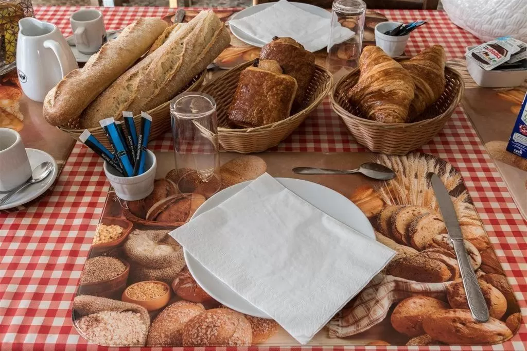 Breakfast in HOTEL DU CYGNE DE LA CROIX BLANCHE