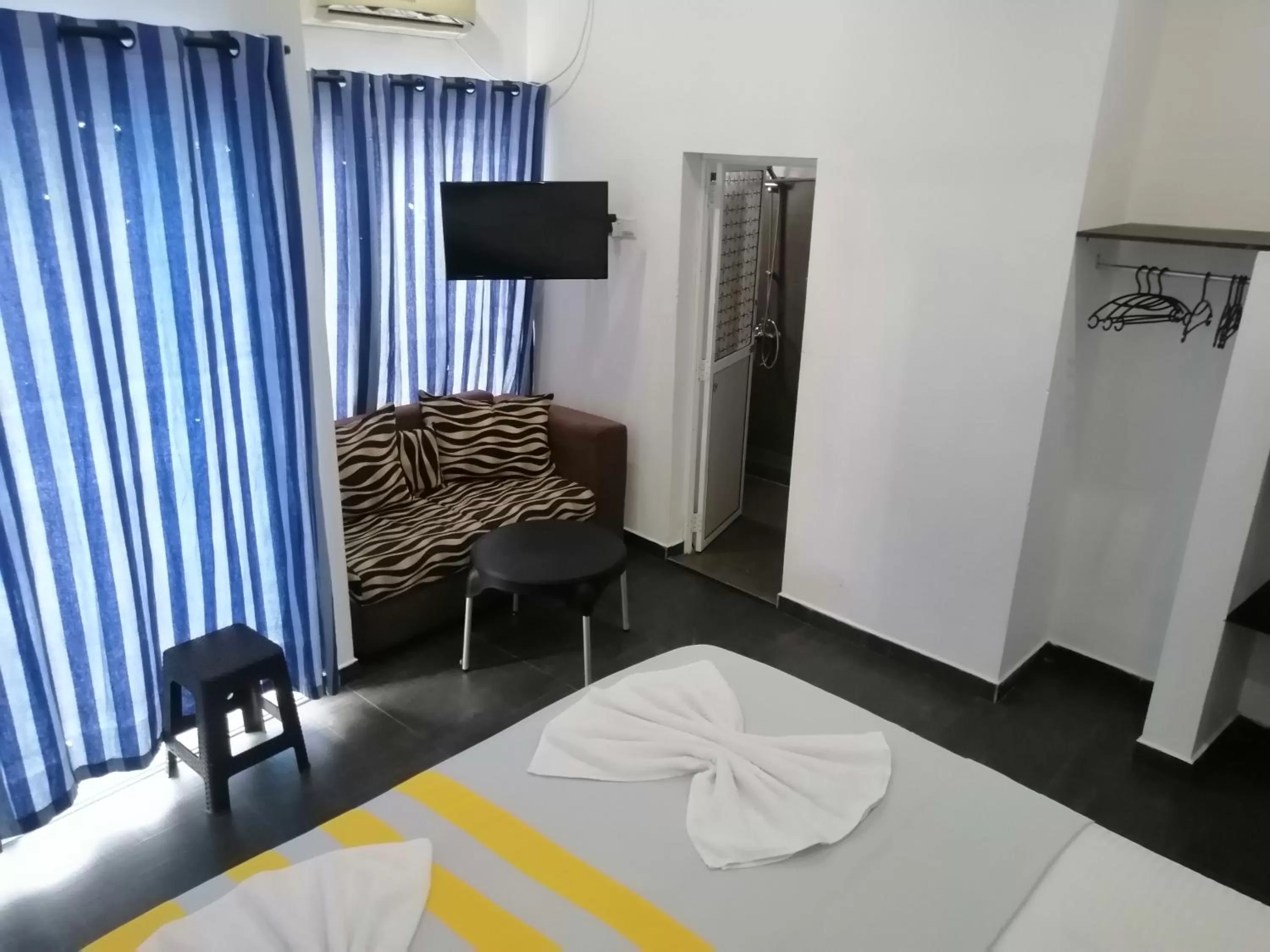 Bed in Le Petit Hotel & Restaurant