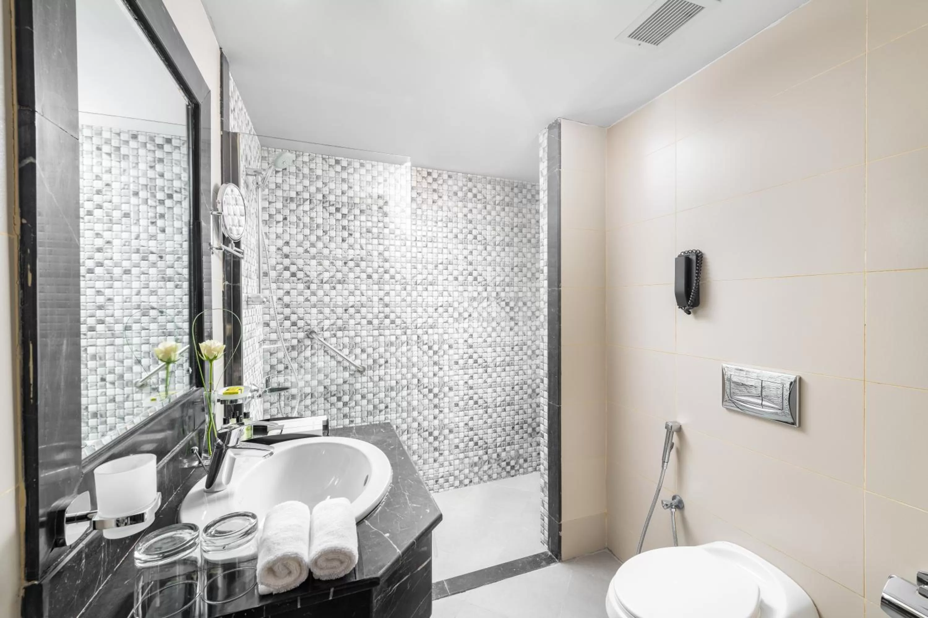 Bathroom in Taiba Front Hotel