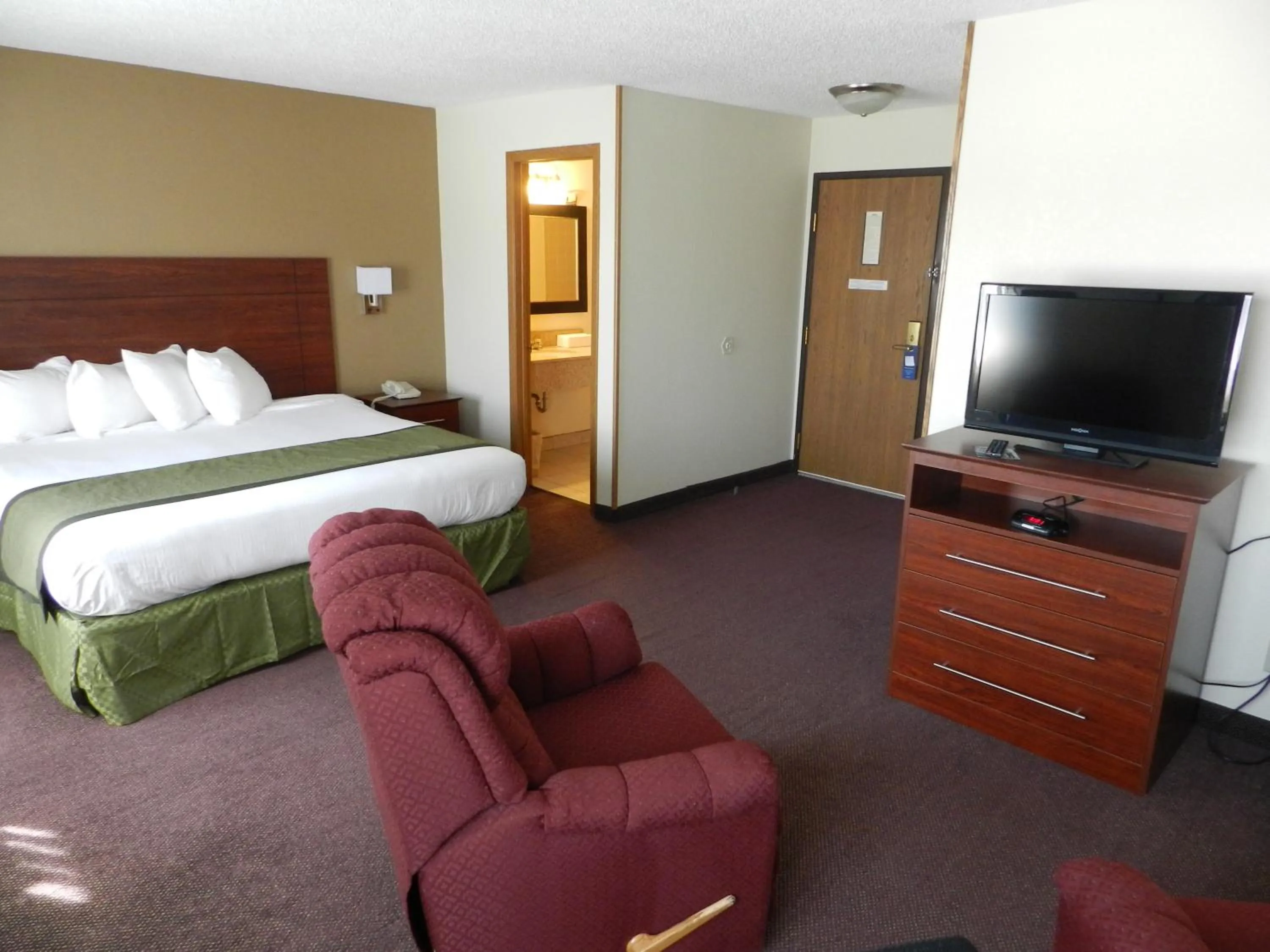 Bedroom, Bed in Baymont by Wyndham Dubuque