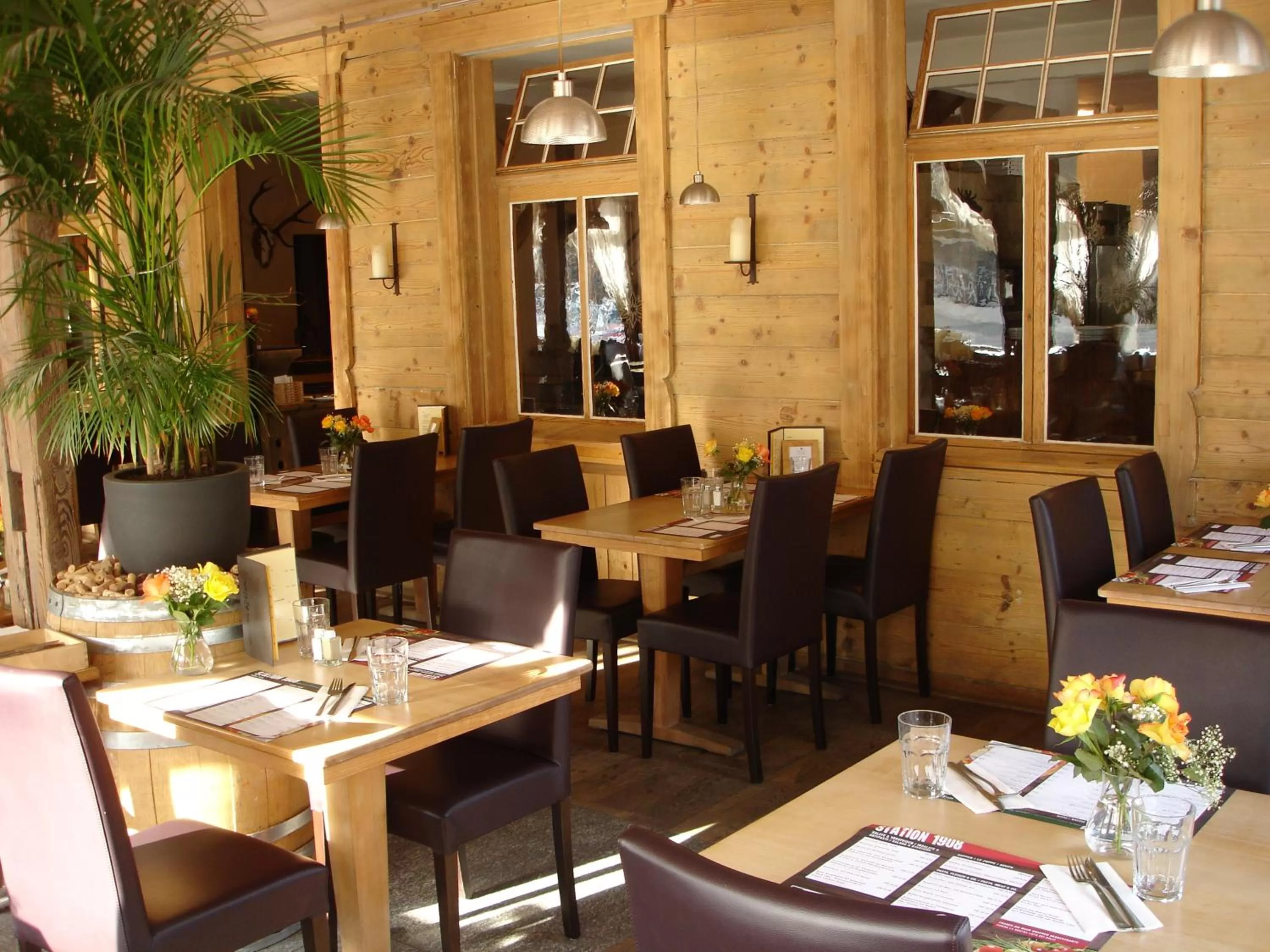 Restaurant/places to eat in Hotel Station