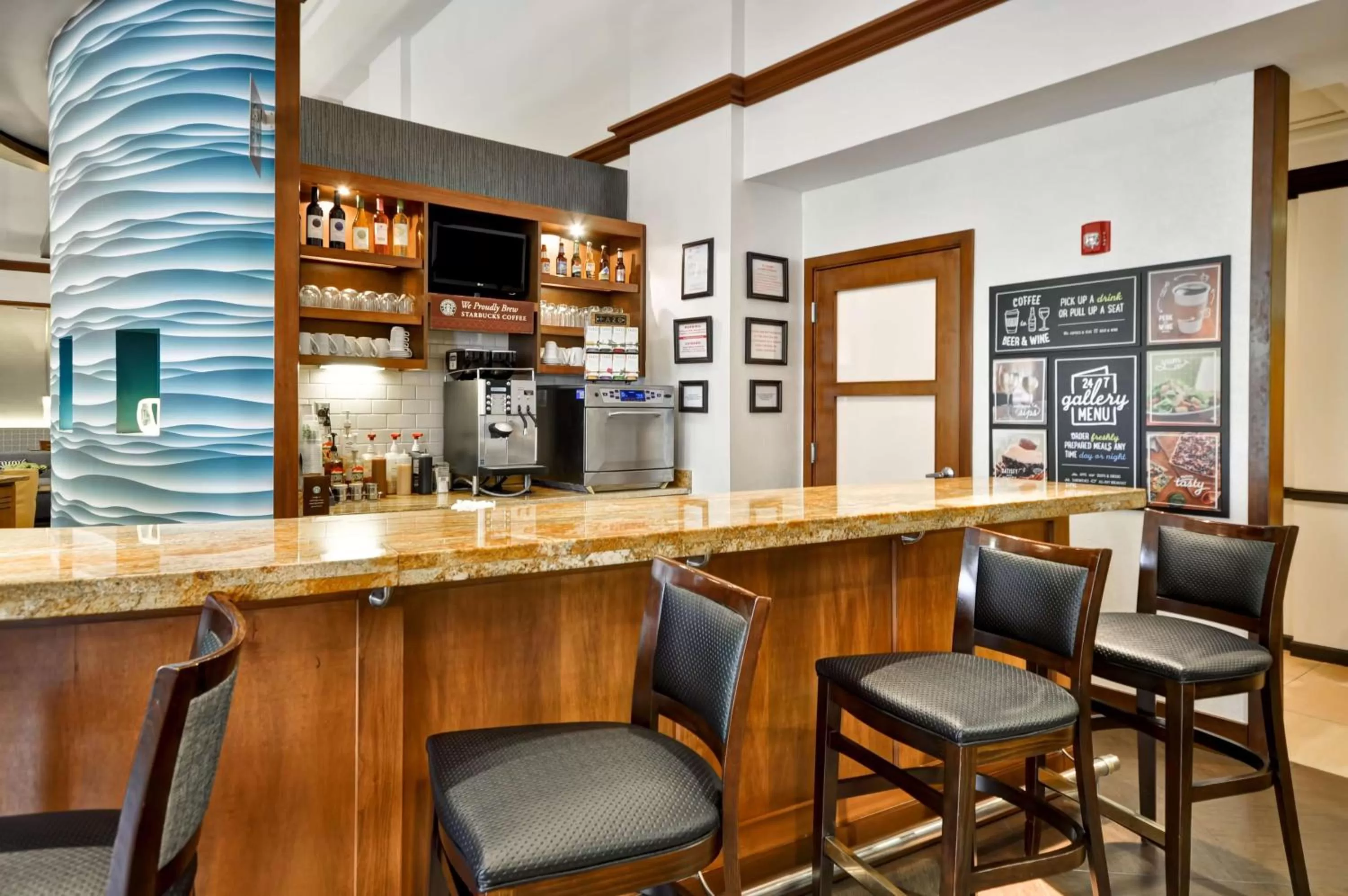 Lounge or bar in Hyatt Place Albuquerque Uptown